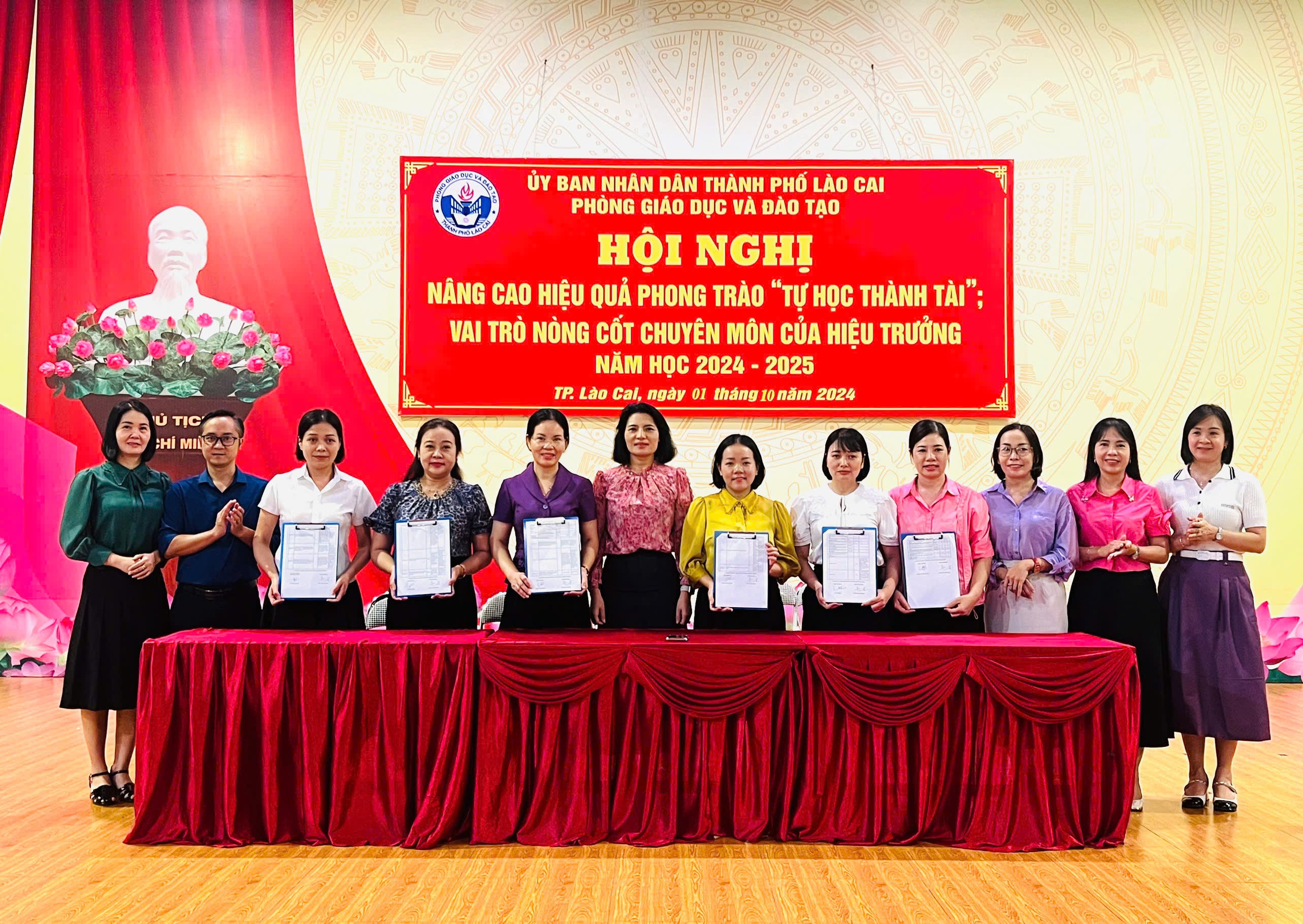 Đại diện hiệu trưởng các trường mầm non, phổ thông ký cam kết chỉ tiêu năm học 2024 - 2025 với Phòng GD&ĐT thành phố Lào Cai. z5886150977553_cd2ccc3220b495e1d5e306989f2dd825.jpg