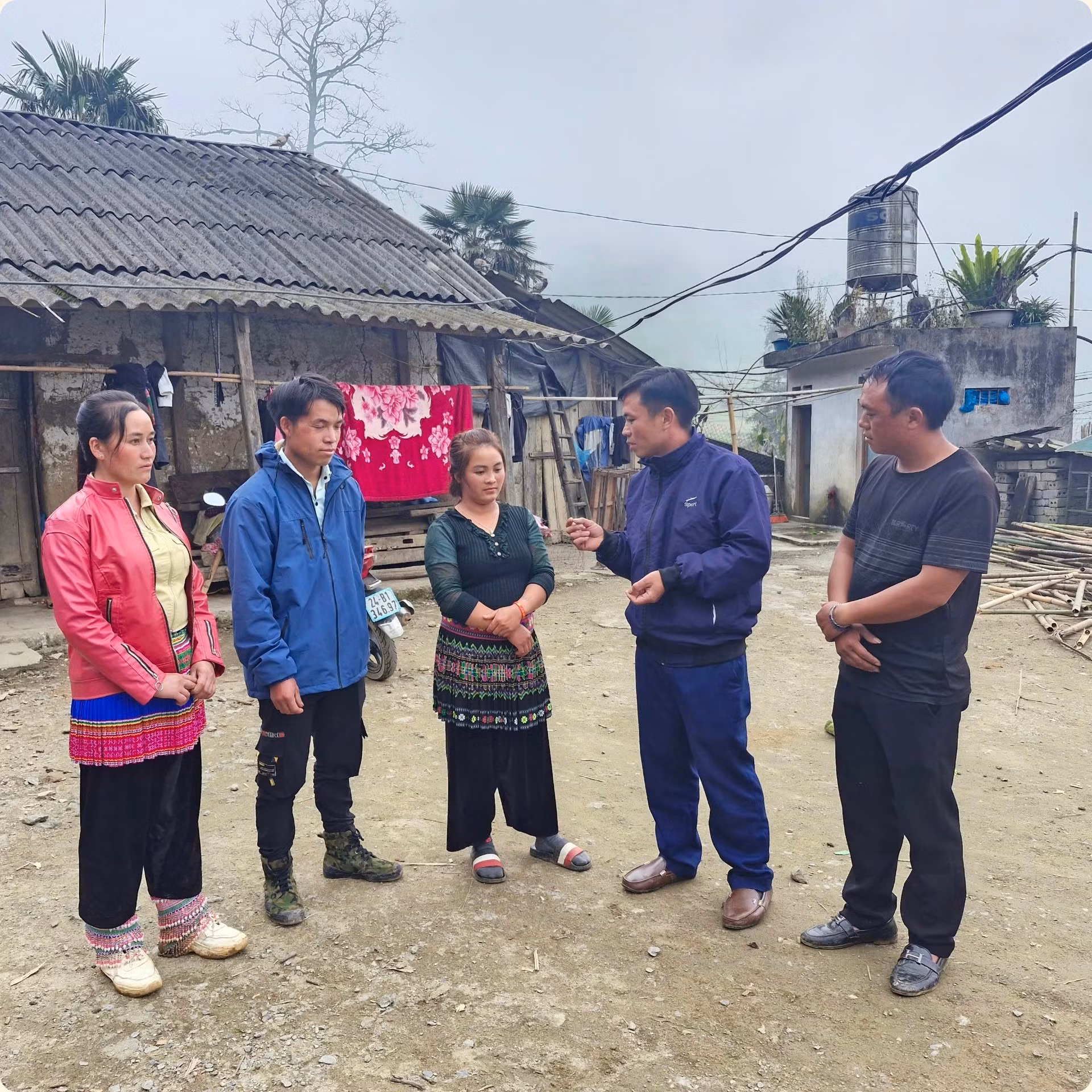 Ông Sùng A Siềng gặp gỡ, ghi nhận ý kiến của cử tri và Nhân dân sau hoàn lưu bão số 3 (Yagi).