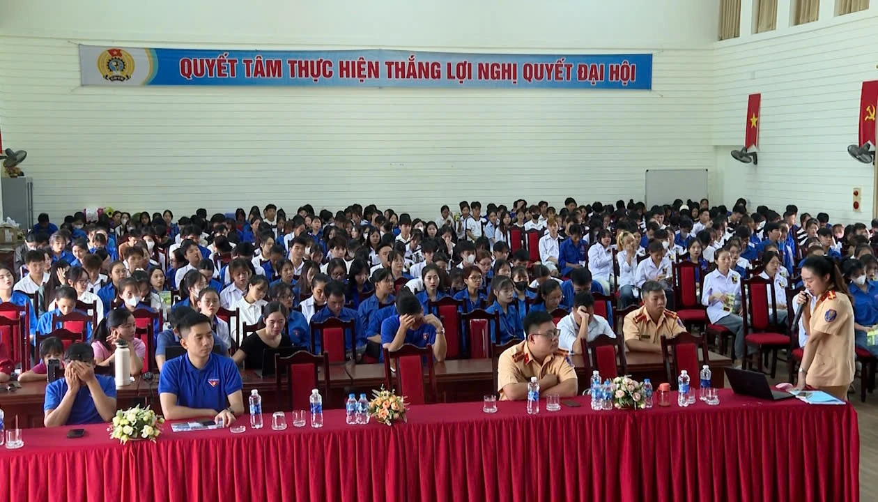 Tuyên truyền về văn hóa giao thông cho 500 đoàn viên, thanh niên Trường Cao đẳng Lào Cai.