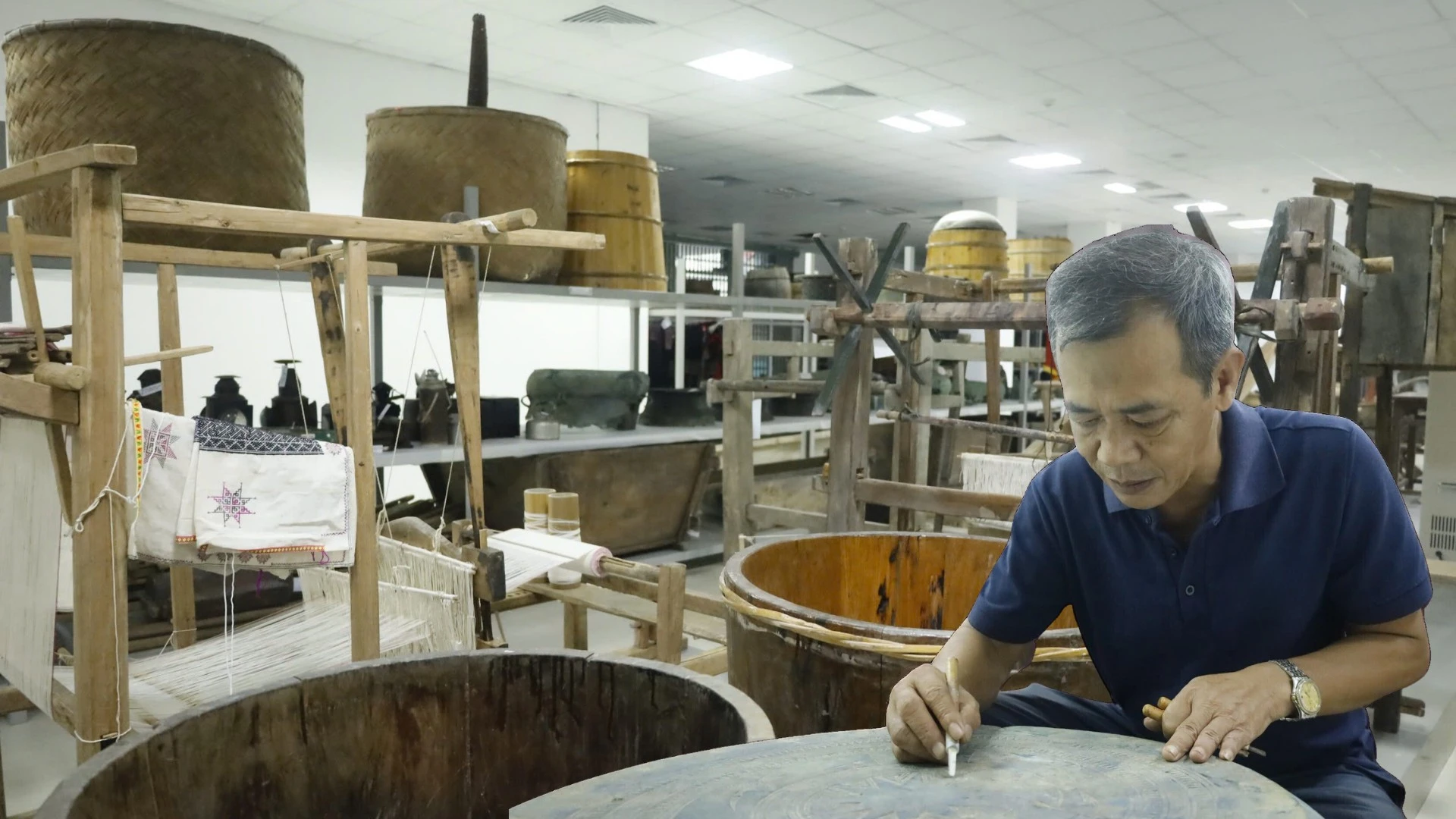 Anh Phan Chí Cường, chuyên viên Phòng Nghiên cứu, sưu tầm và trưng bày, Bảo tàng tỉnh tâm huyết với nghề.