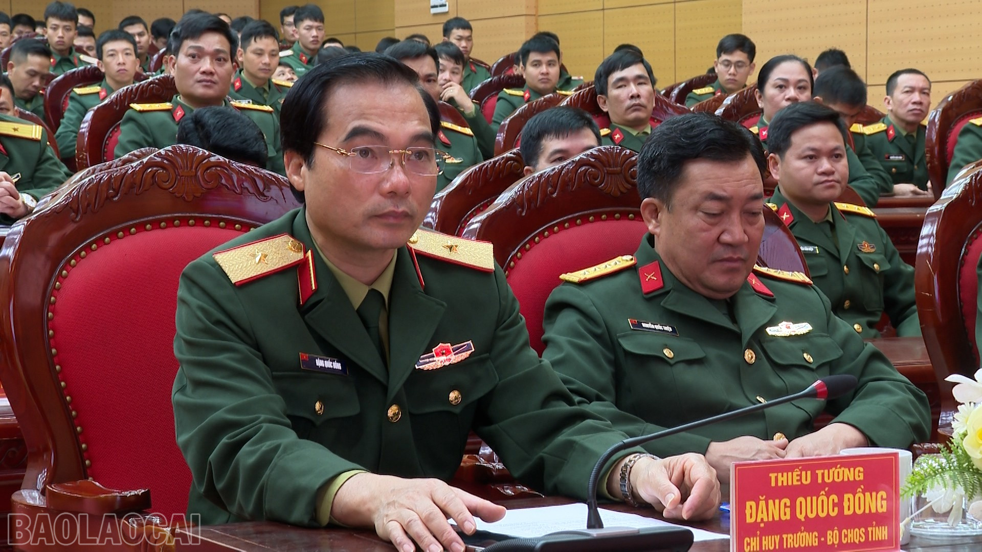 Thiếu tướng Đặng Quốc Đồng - Ủy viên Ban Thường vụ Tỉnh ủy, Chỉ huy trưởng Bộ Chỉ huy Quân sự tỉnh dự khai mạc điểm bầu cử Bộ CHQS tỉnh.