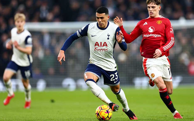 Một trong những pha bóng tấn công sắc nét hiếm hoi của Man United.