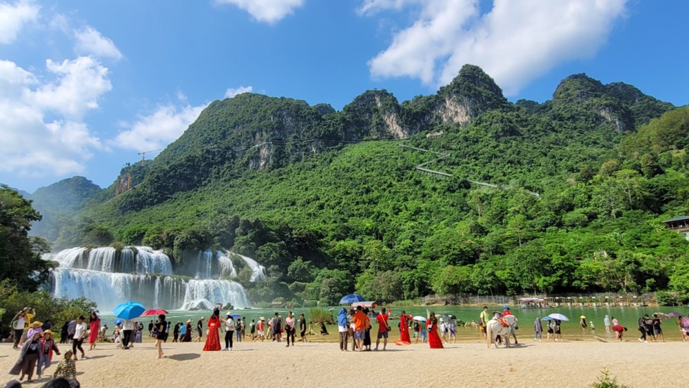 Khu du lịch thác Bản Giốc, xã Đàm Thủy là điểm đến thu hút đông đảo du khách. Khu du lịch thác Bản Giốc, xã Đàm Thủy là điểm đến thu hút đông đảo du khách.