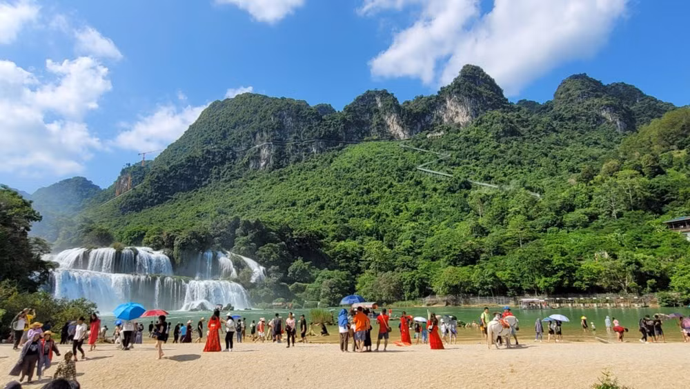 Khu du lịch thác Bản Giốc, xã Đàm Thủy là điểm đến thu hút đông đảo du khách.