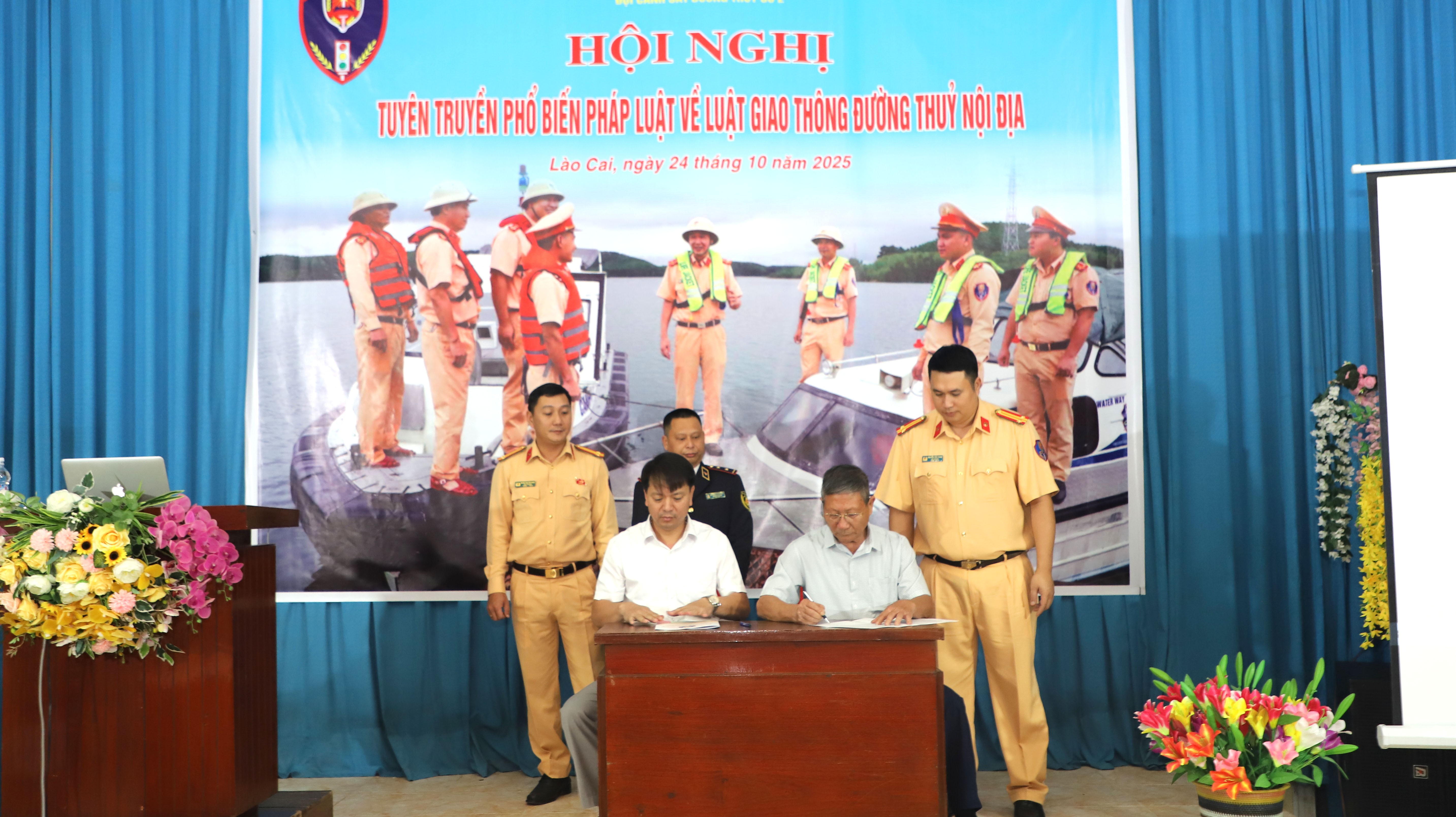Đại biểu tham dự hội nghị ký cam kết chấp hành quy định về trật tự an toàn giao thông đường thủy nội địa năm 2025. anh-9.jpg