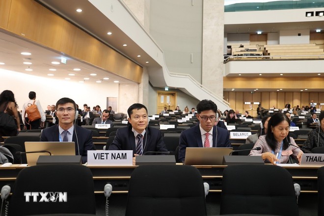 Phái đoàn Việt Nam tham dự buổi khai mạc khóa họp lần thứ 56 của Hội đồng Nhân quyền. Phái đoàn Việt Nam tham dự buổi khai mạc khóa họp lần thứ 56 của Hội đồng Nhân quyền.