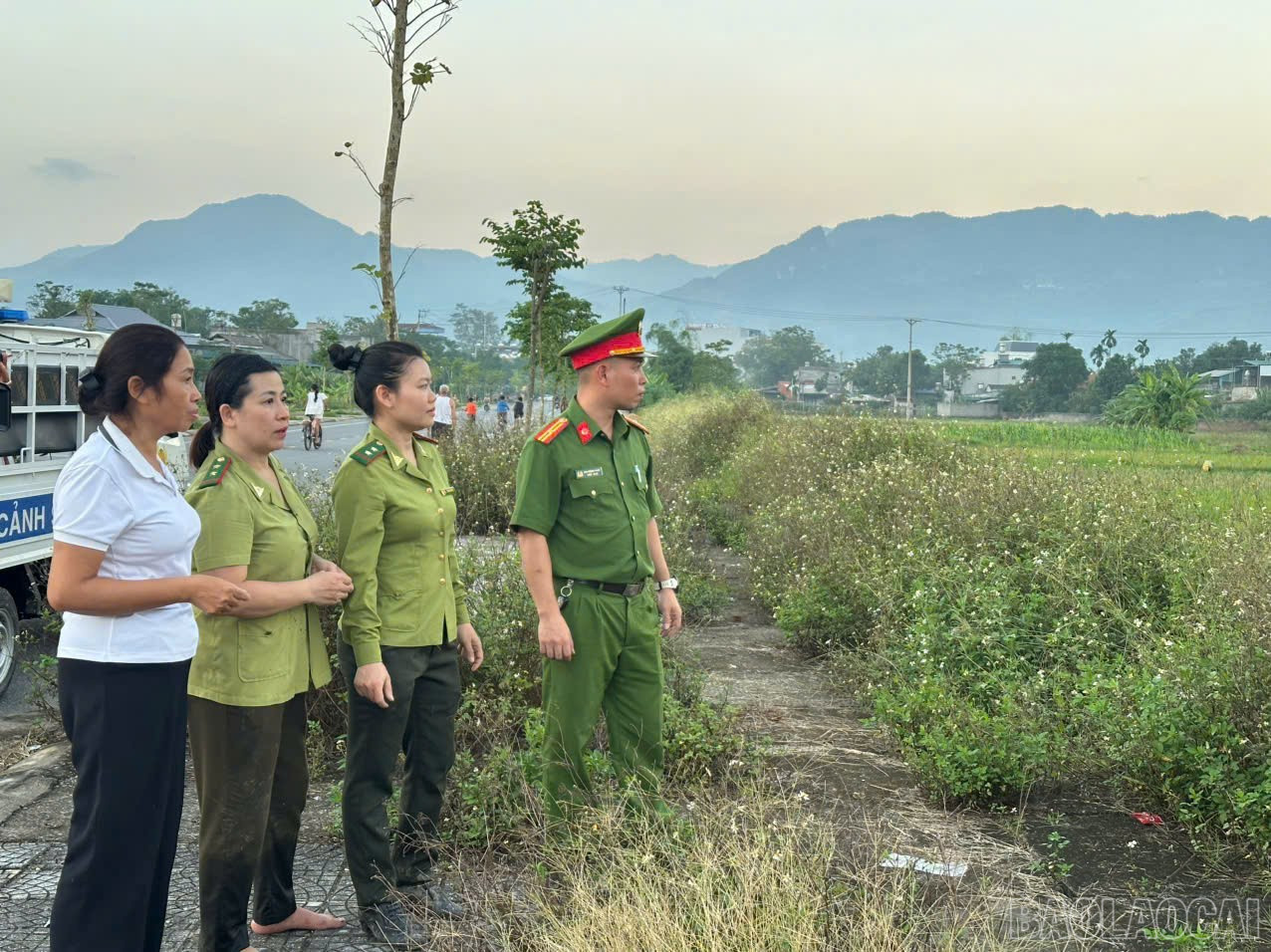 Lực lượng chức năng trao đổi với tổ trưởng dân phố về tình hình giăng lưới bẫy chim trên địa bàn. baolaocai-br_tuyentruyen.jpg
