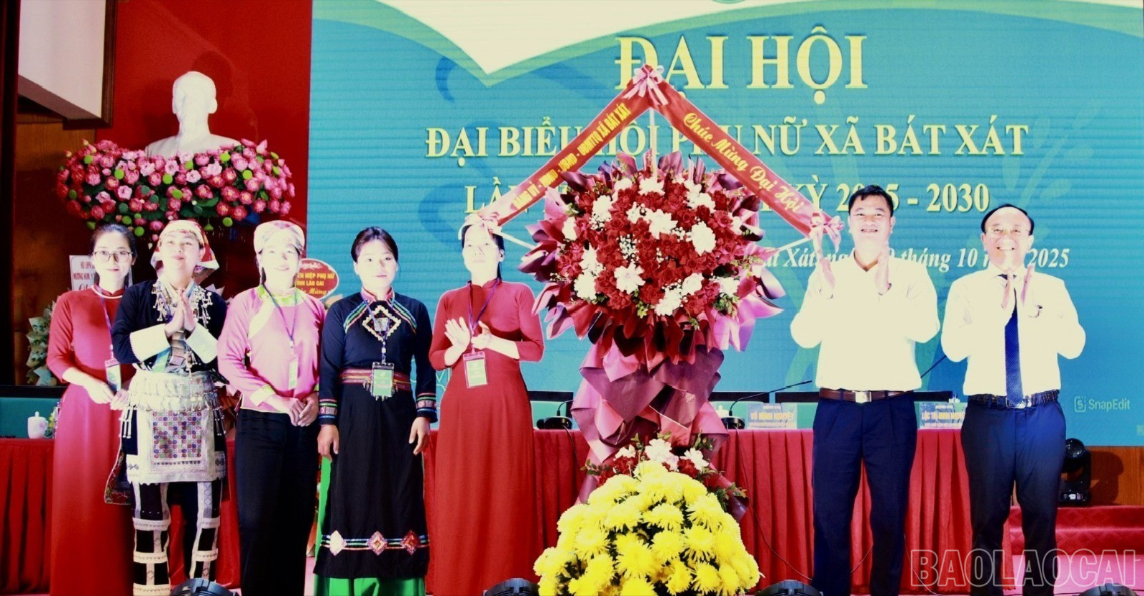 Lãnh đạo xã tặng hoa chúc mừng đại hội. baolaocai-br_tanghoa-9378-6685.jpg