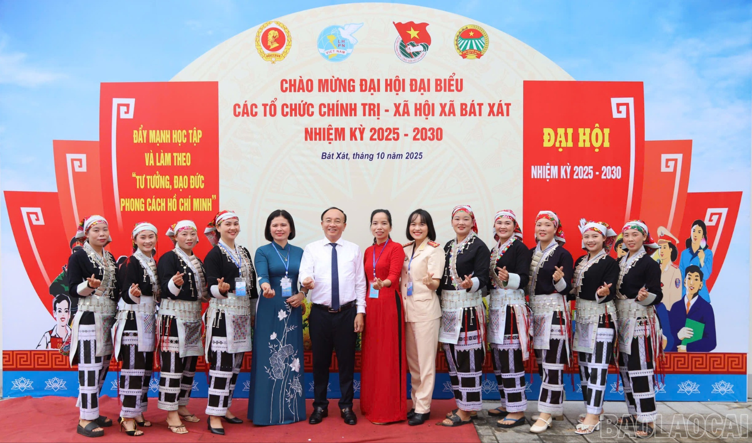 Đại biểu chụp ảnh lưu niệm cùng hội viên phụ nữ xã. baolaocai-br_chupanh-6111.jpg