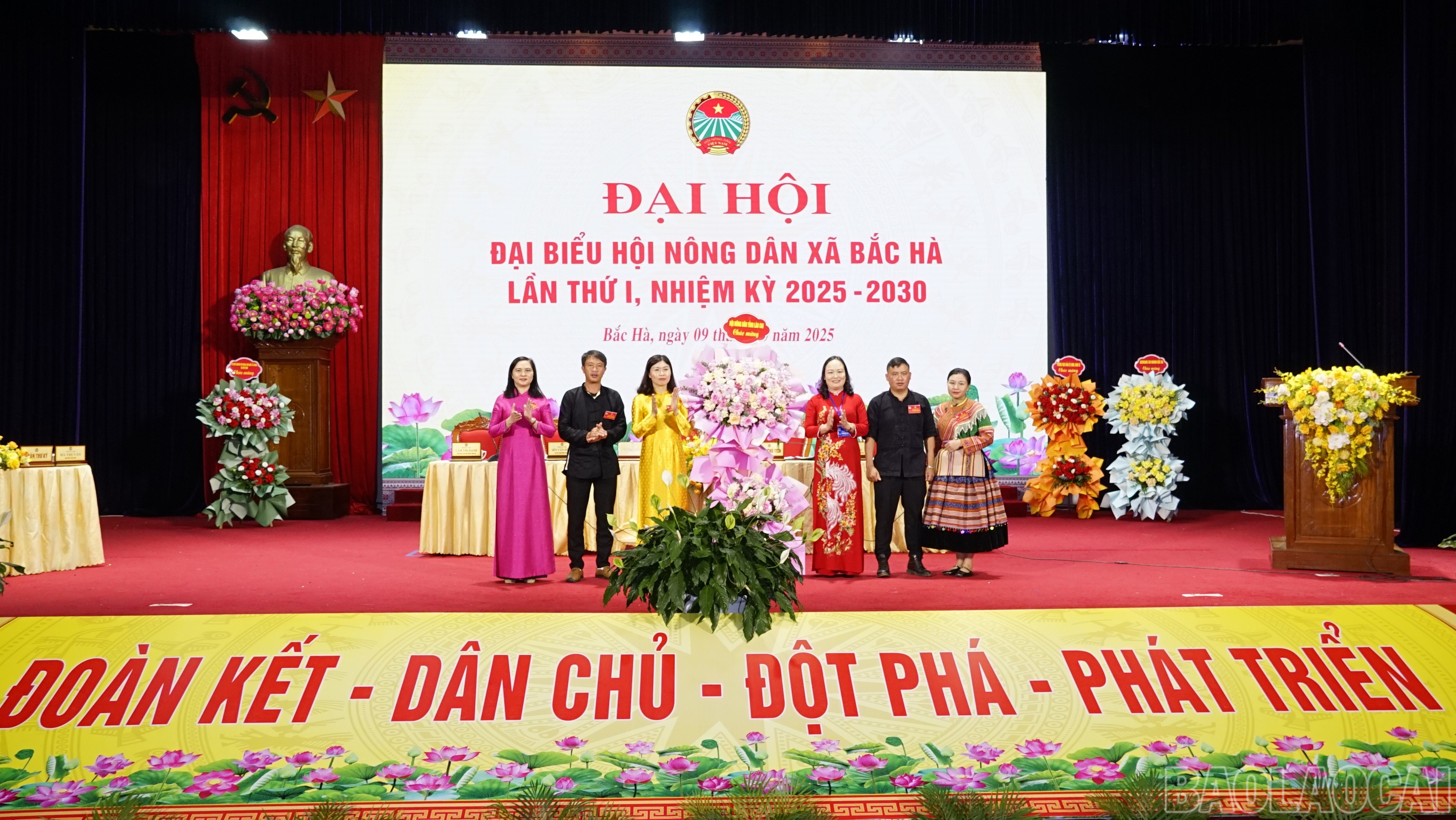 Đồng chí Nguyễn Thị Phương Đông - Phó Chủ tịch Hội Nông dân tỉnh Lào Cai phát biểu chỉ đạo, tặng hoa chúc mừng đại hội. baolaocai-br_dsc3591.jpg