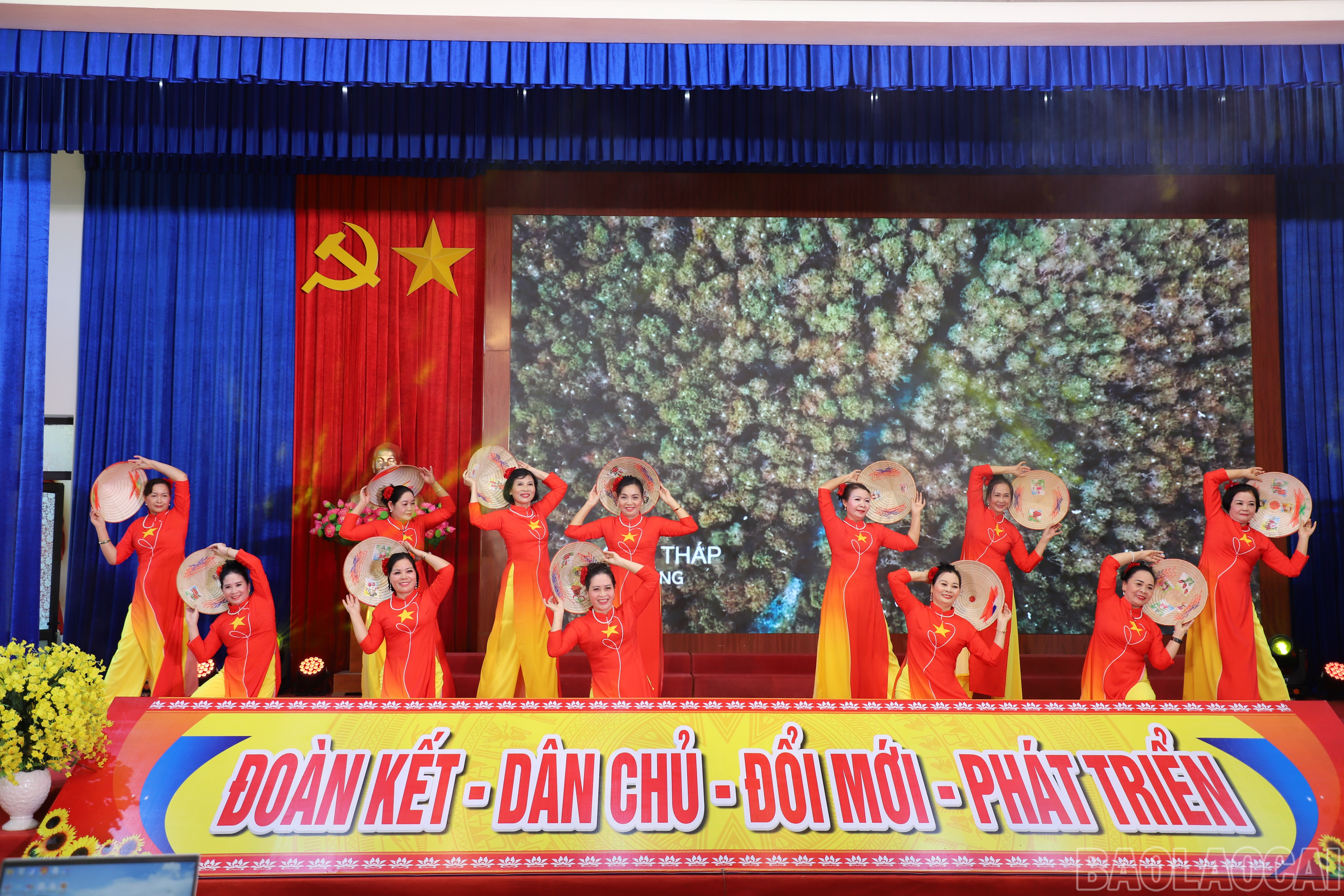 Văn nghệ chào mừng đại hội. baolaocai-br_vannghe-9385.jpg