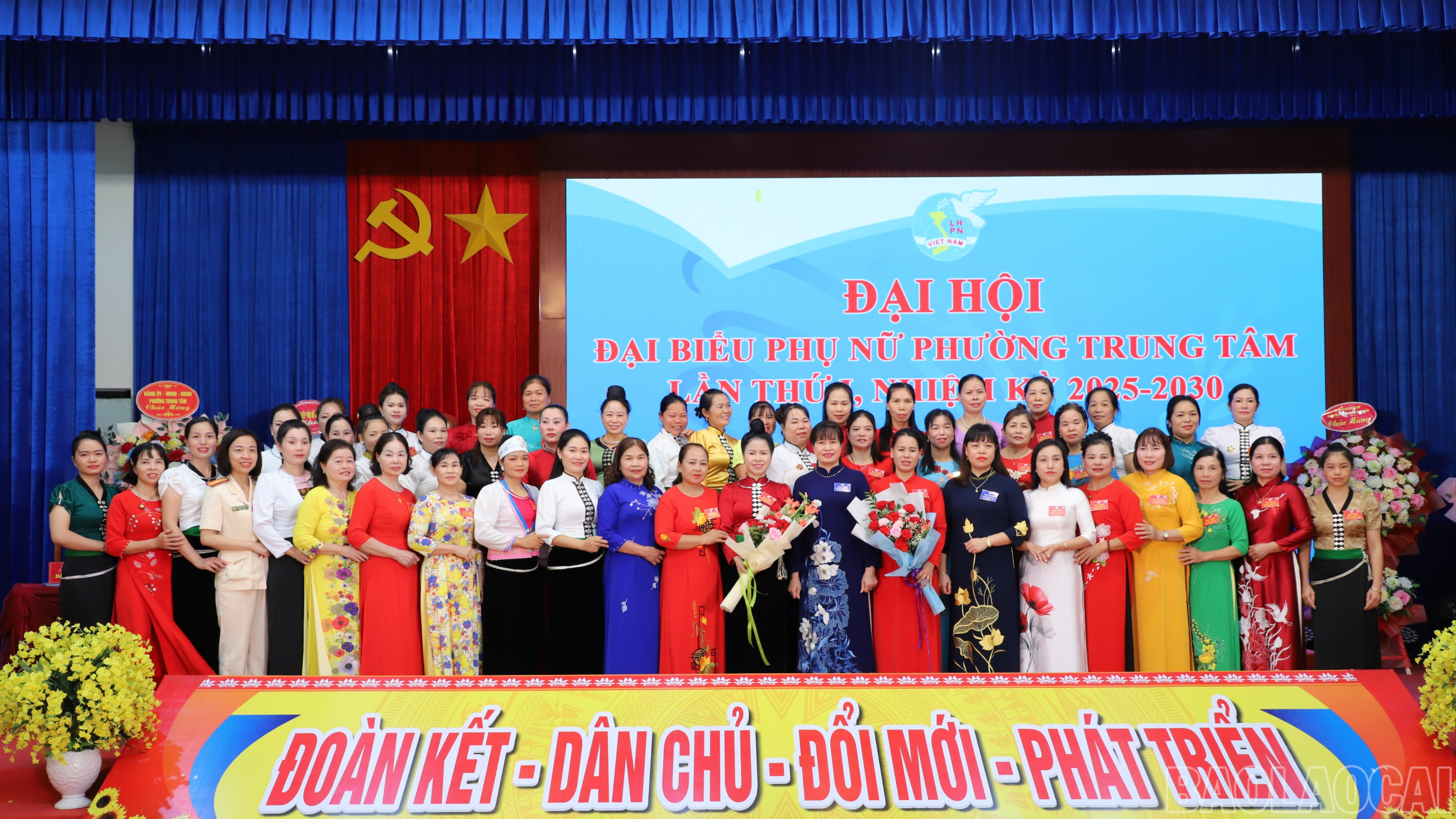 Lãnh đạo Hội LHPN tỉnh và lãnh đạo phường chúc mừng Ban Chấp hành, Ban Thường vụ và đoàn đại biểu đi dự đại hội cấp trên. baolaocai-br_1-8588-4531.jpg