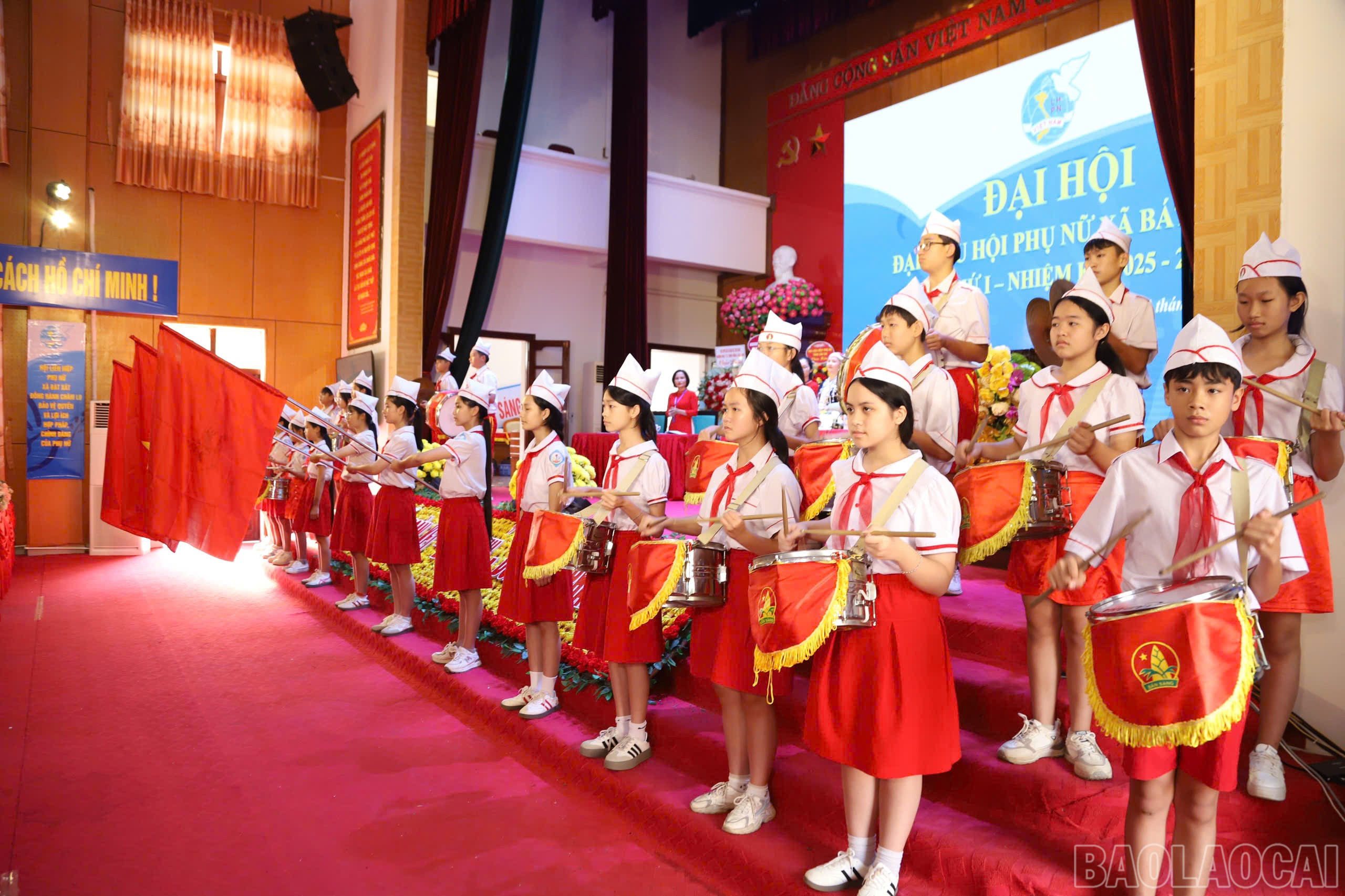 Thiếu nhi chào mừng đại hội. baolaocai-br_thieunhi-7093.jpg