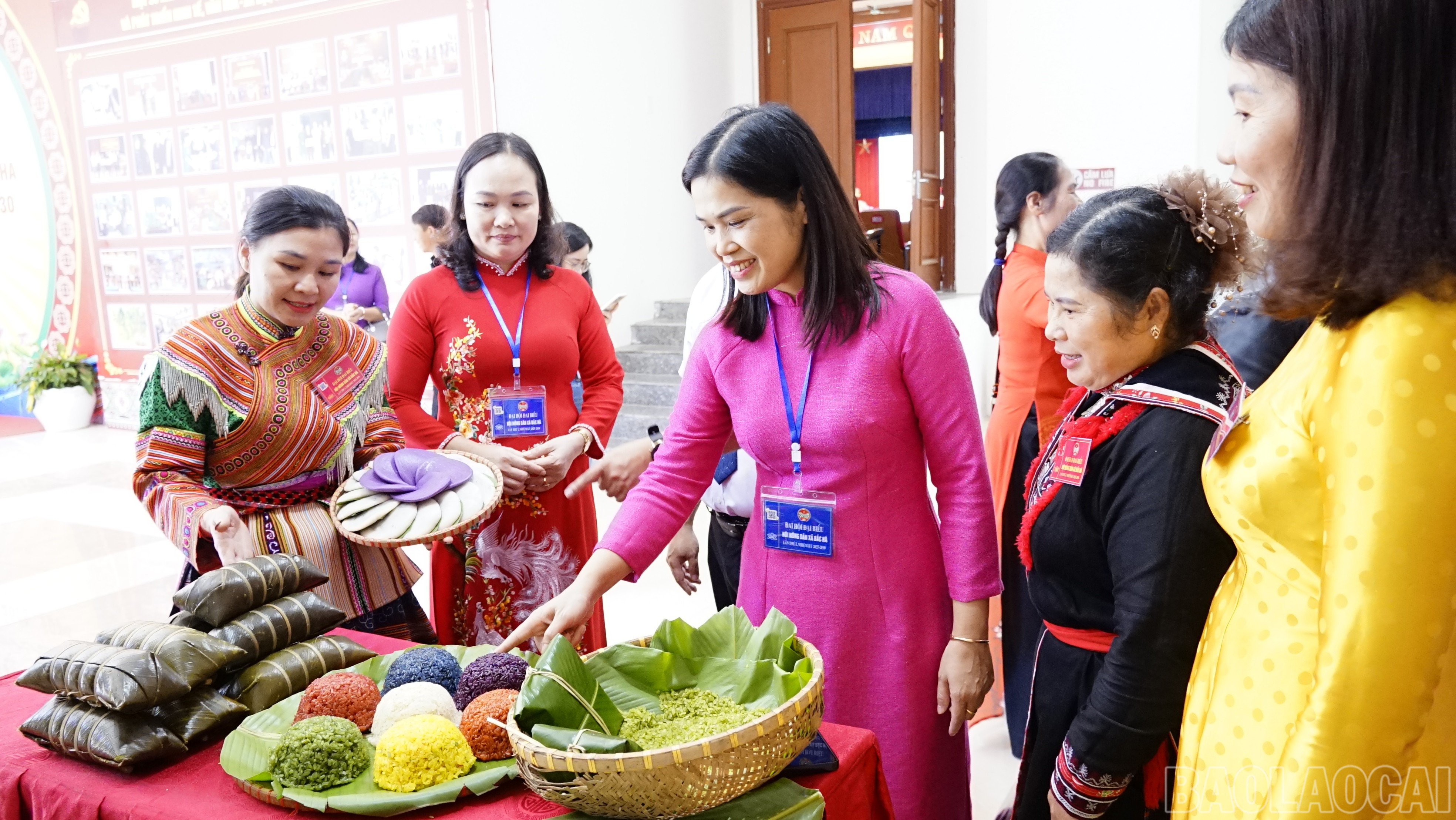 Trưng bày các sản phẩm OCOP của xã bên lề đại hội. baolaocai-br_dsc3608.jpg