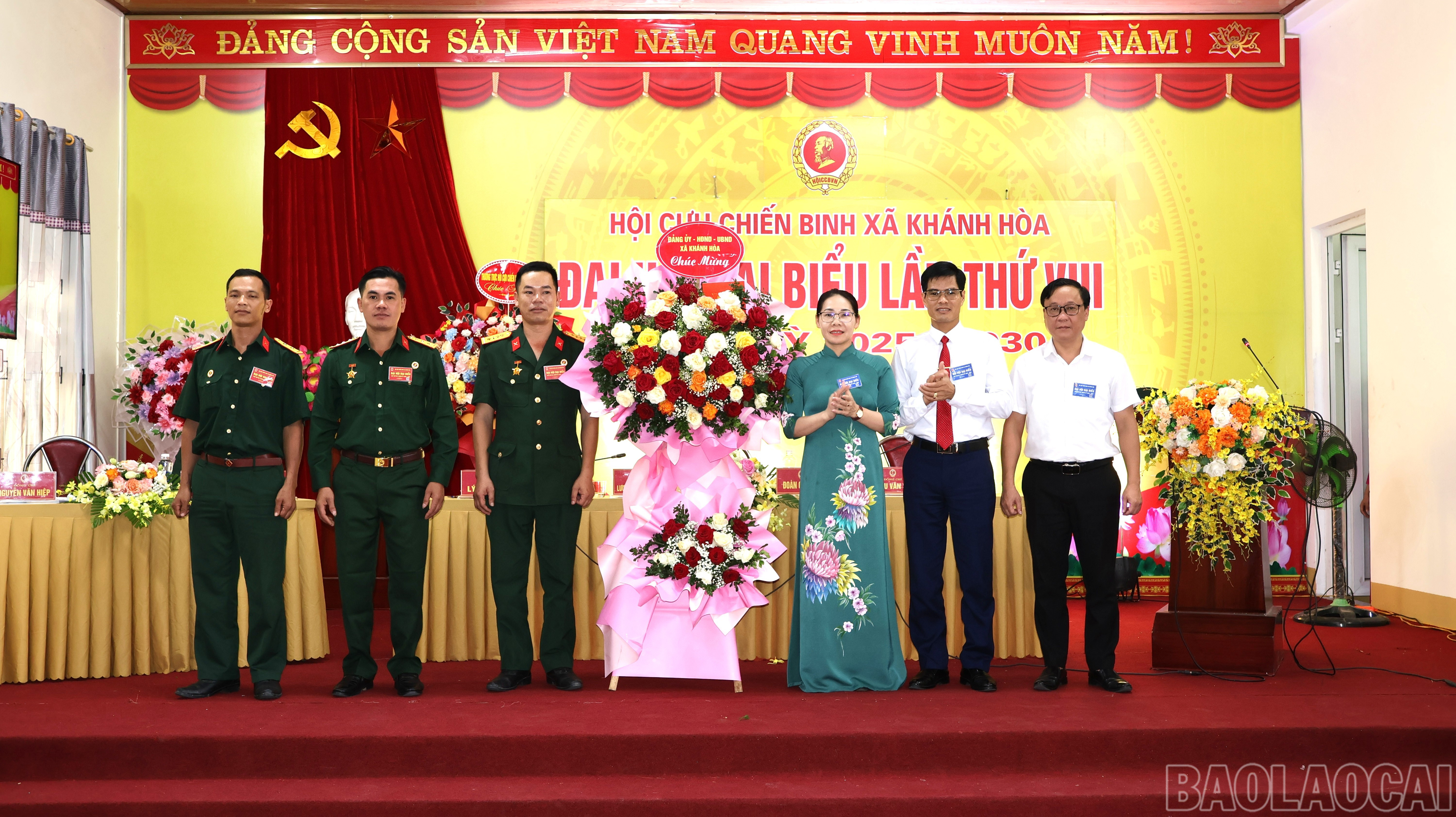 Lãnh đạo Hội CCB tỉnh và lãnh đạo xã tặng hoa chúc mừng đại hội. baolaocai-br_tanghoa-1-2148.jpg