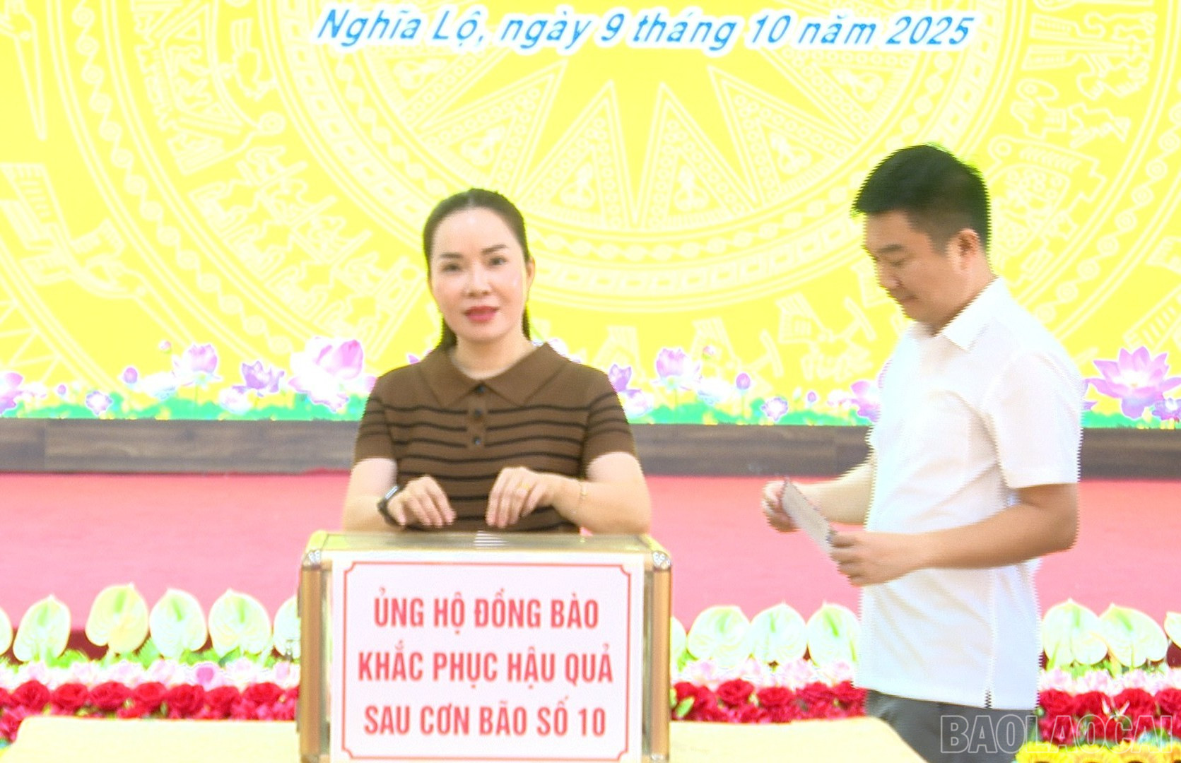 Các đại biểu quyên góp ủng hộ bà con vùng lũ. baolaocai-br_uh-2.jpg