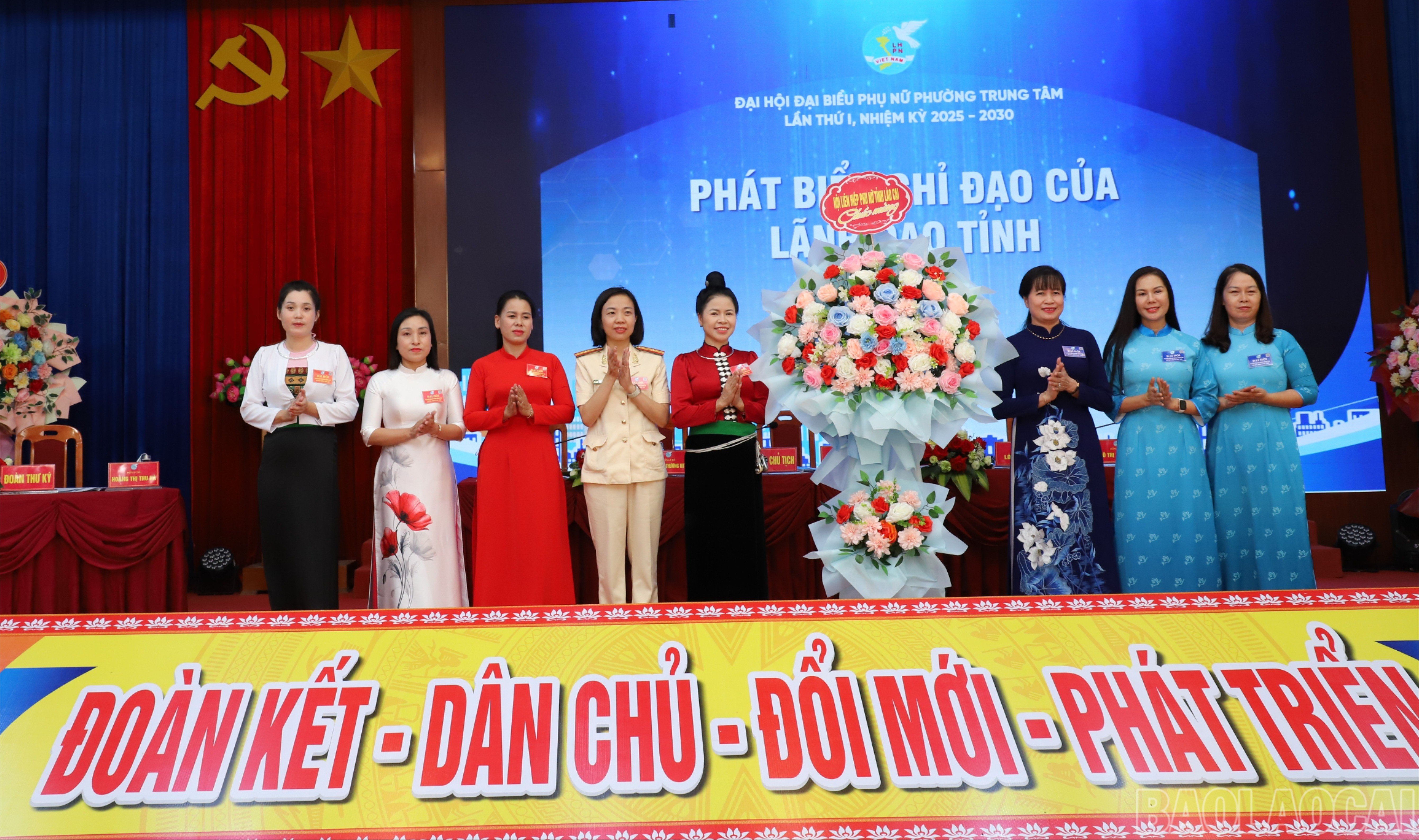 Đồng chí Đinh Minh Hà - Chủ tịch Hội Liên hiệp Phụ nữ tỉnh Lào Cai phát biểu, tặng hoa chúc mừng đại hội. baolaocai-br_lanh-dao-hoi-lhpn-viet-nam-tinh-tang-hoa-chuc-mung-3342.jpg