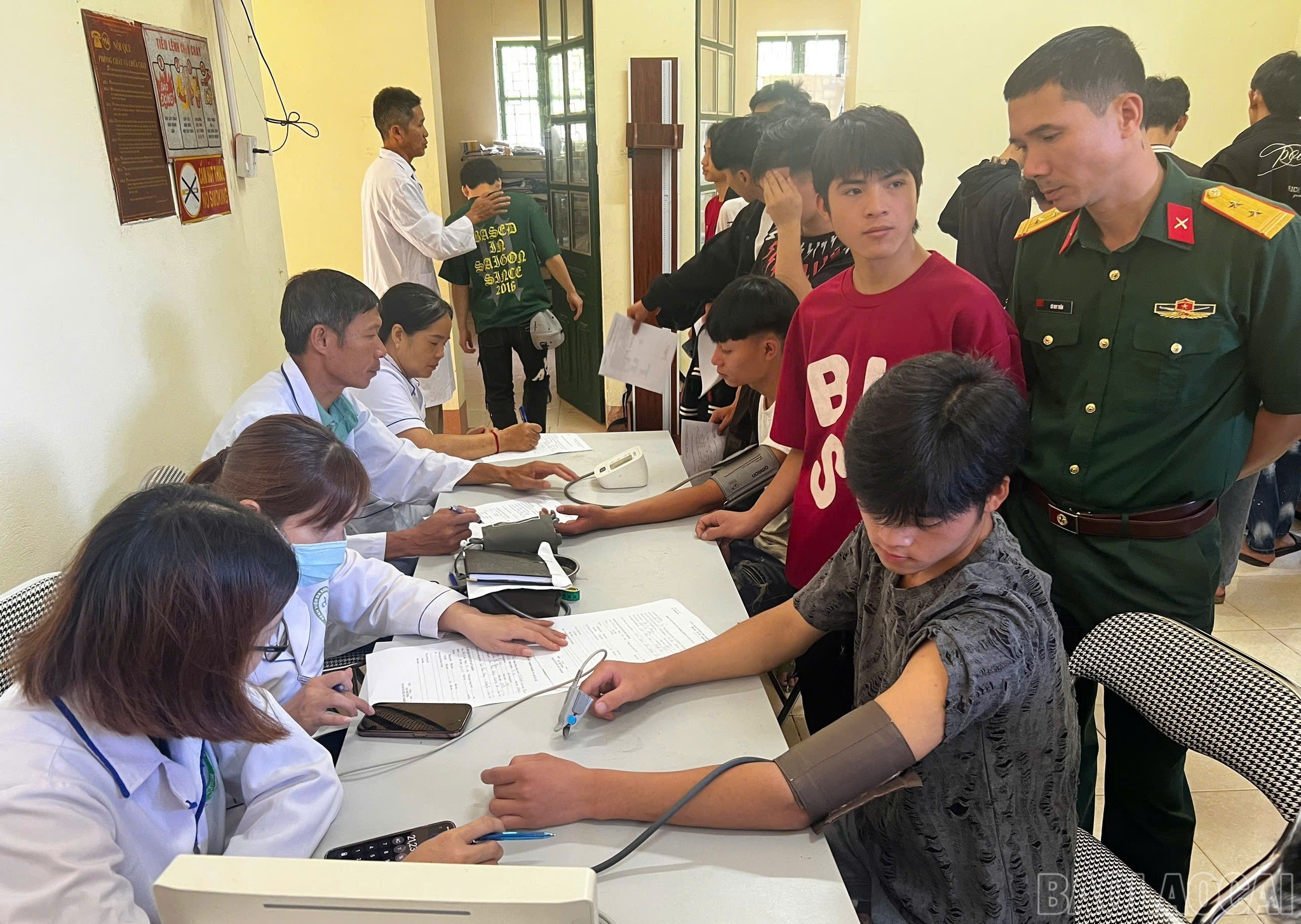 Các công dân được thực hiện khám sức khoẻ. baolaocai-br_559367300-1688238112230336-4545056147381282711-n.jpg