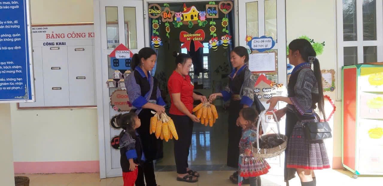 Phụ huynh mang quả thông đến trường, đóng góp gây quỹ. phuhuynhmangthong2.jpg