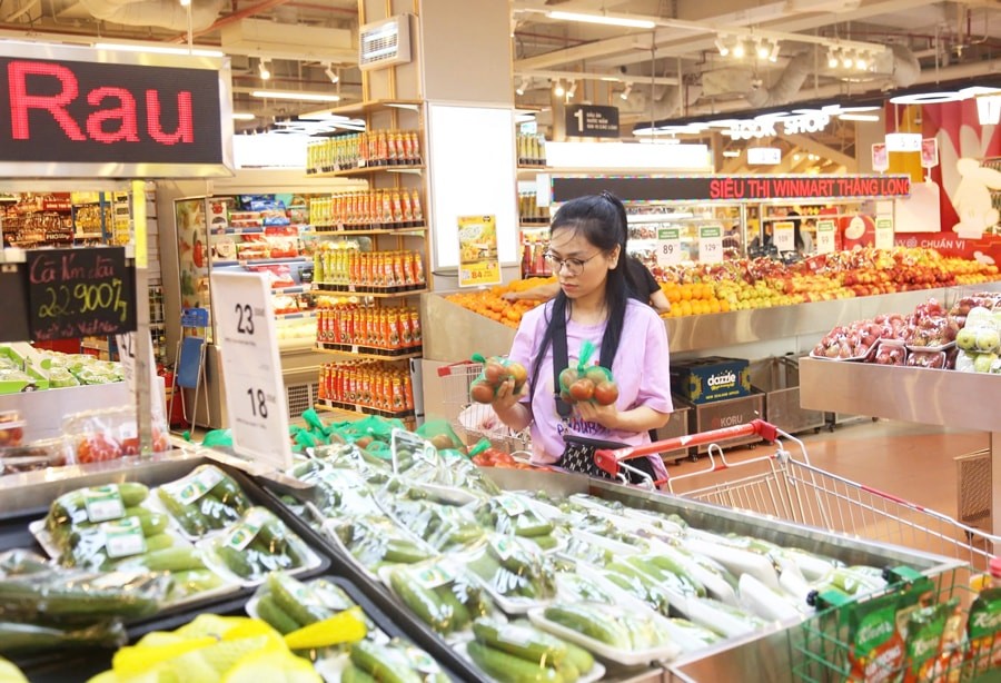 Người tiêu dùng mua hàng tại siêu thị Winmart (phường Cầu Giấy). Người tiêu dùng mua hàng tại siêu thị Winmart (phường Cầu Giấy).