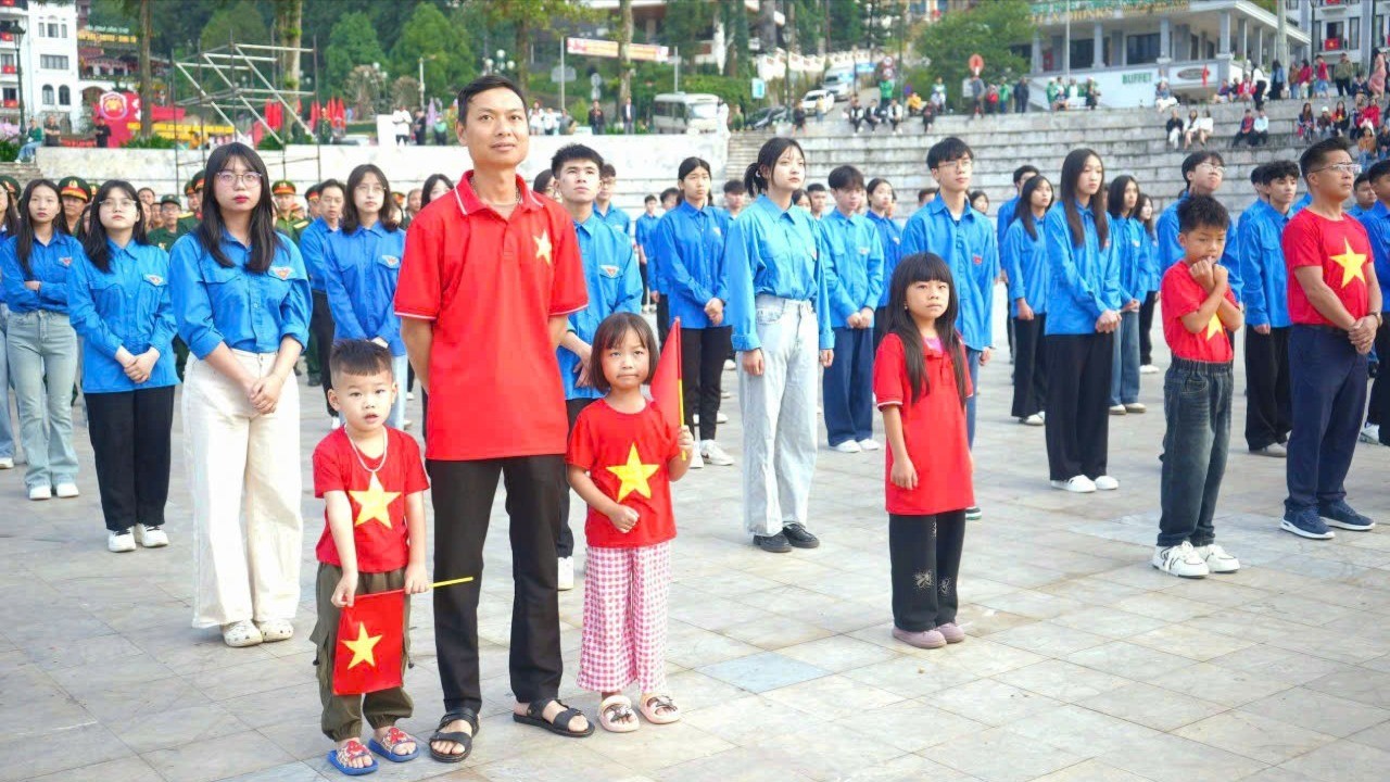 Nhiều gia đình dẫn theo con nhỏ cùng tham dự Lễ chào cờ và theo dõi Lễ kỷ niệm tại khu vực sân quần. sapa3-2328.jpg