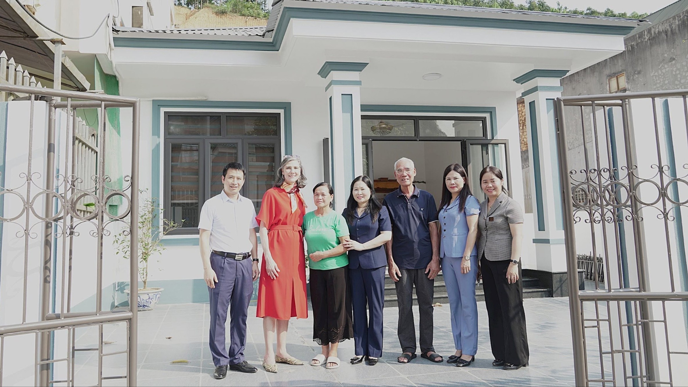 Lãnh đạo tỉnh Lào Cai cùng các nhà tài trợ tại lễ khánh thành ngôi nhà mới của bà Bùi Thị Tập là hộ có hoàn cảnh khó khăn ở phường Yên Bái. (Ảnh: Báo Đại biểu Nhân dân ) nha-moi-7891.jpg