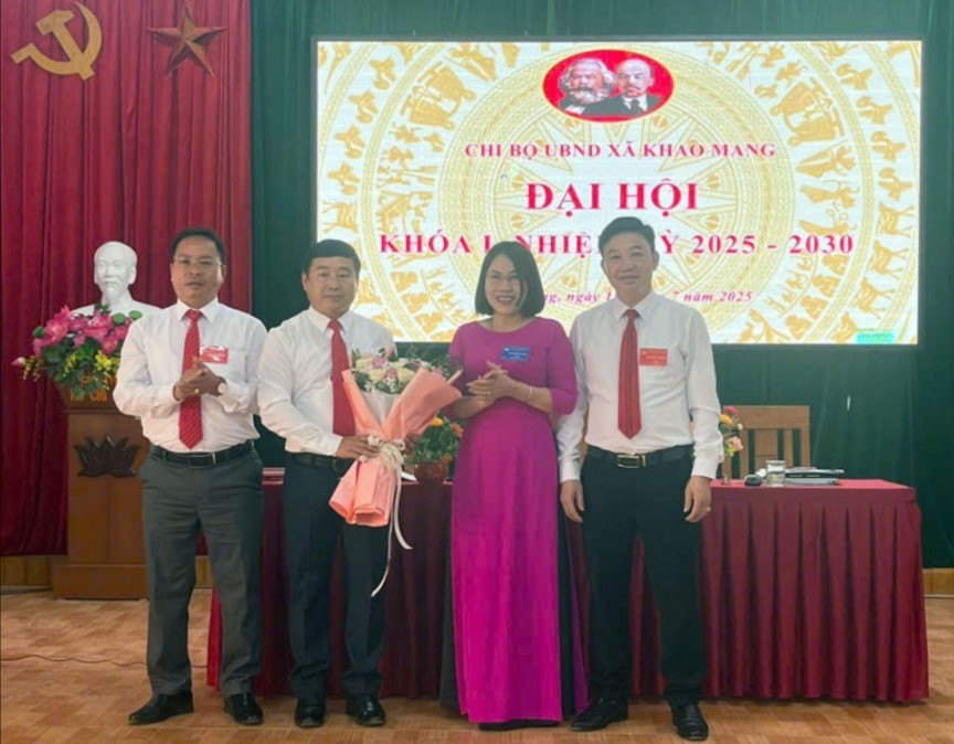 Đồng chí Hoàng Thị Hương, Phó Bí thư Thường trực Đảng ủy xã Khao Mang tặng hoa chúc mừng Đại hội. 187-dh-3.jpg