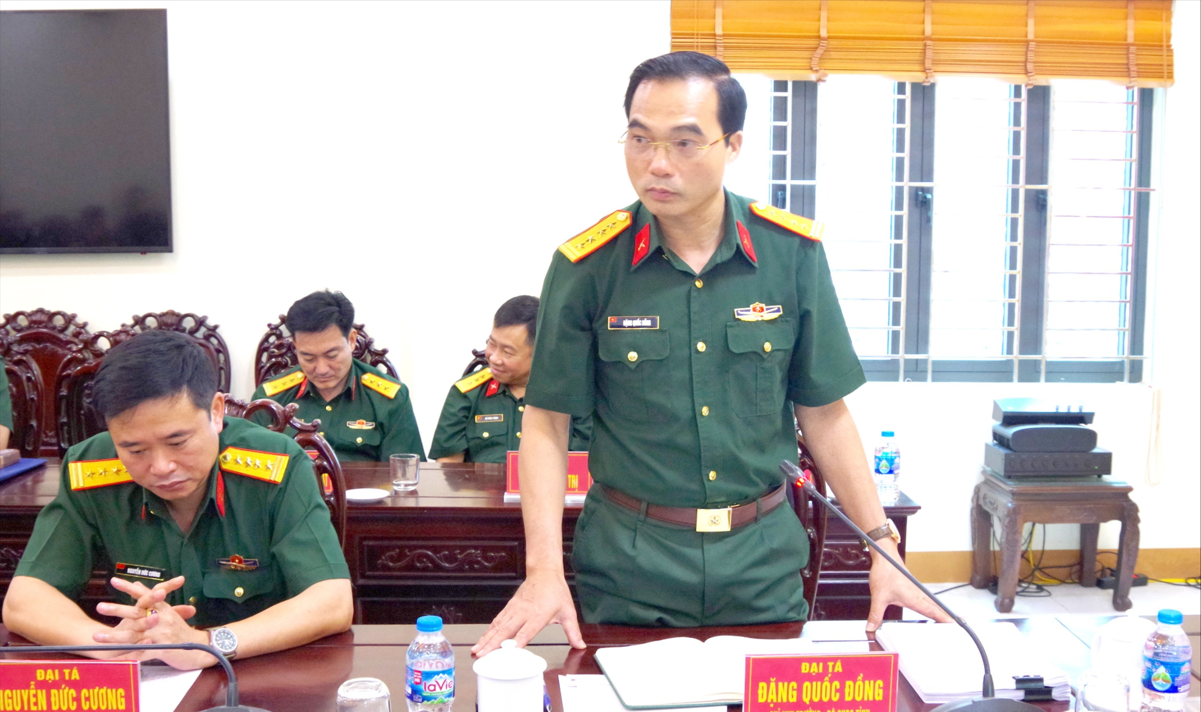 Đại tá Đặng Quốc Đồng - Chỉ huy trưởng Bộ CHQS tỉnh phát biểu tại buổi làm việc. Đại tá Đặng Quốc Đồng - Chỉ huy trưởng Bộ CHQS tỉnh phát biểu tại buổi làm việc.