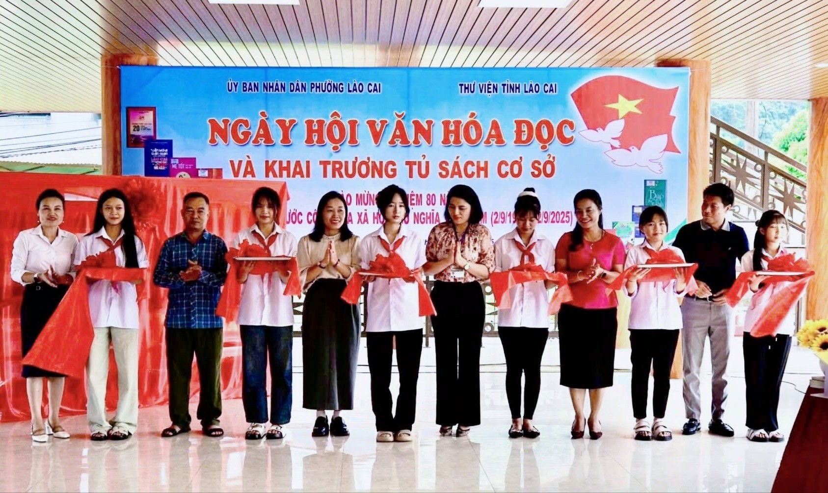 Khai trương tủ sách cơ sở tại tổ dân phố Bản Phiệt. (Ảnh: P.L.C) img-4193.jpg