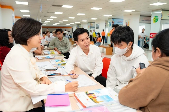 Trường ĐH Công nghệ TP HCM (HUTECH) thông báo làm việc xuyên lễ để hỗ trợ tân sinh viên và thí sinh xét tuyển bổ sung.