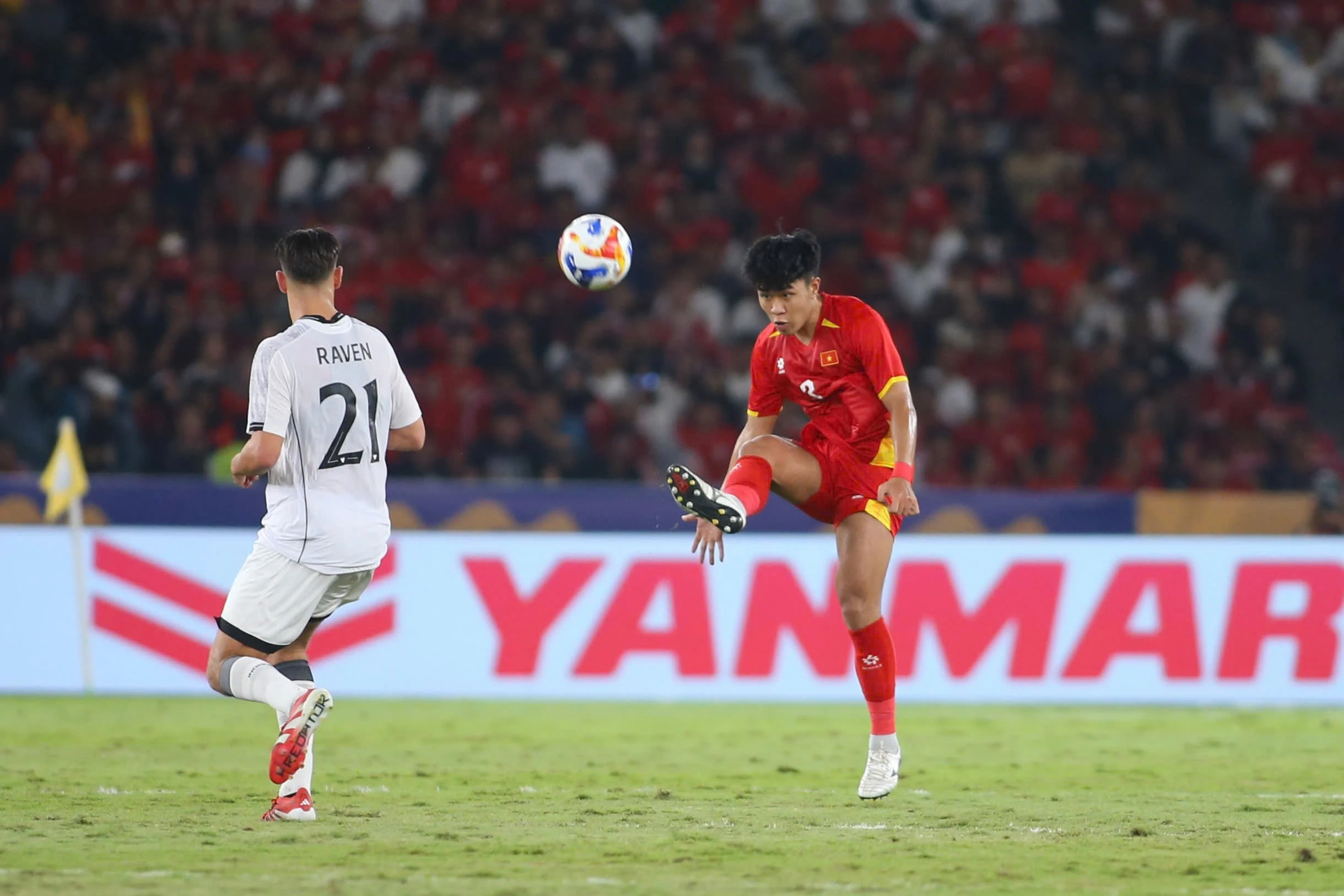 Lý Đức từng đeo băng đội trưởng U.23 Việt Nam thay Văn Khang.