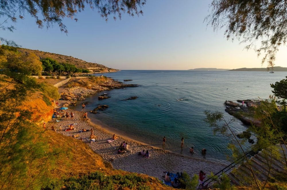 Strand von Vouliagmeni, südlich von Athen. Bãi biển Vouliagmeni, phía nam Athens.
