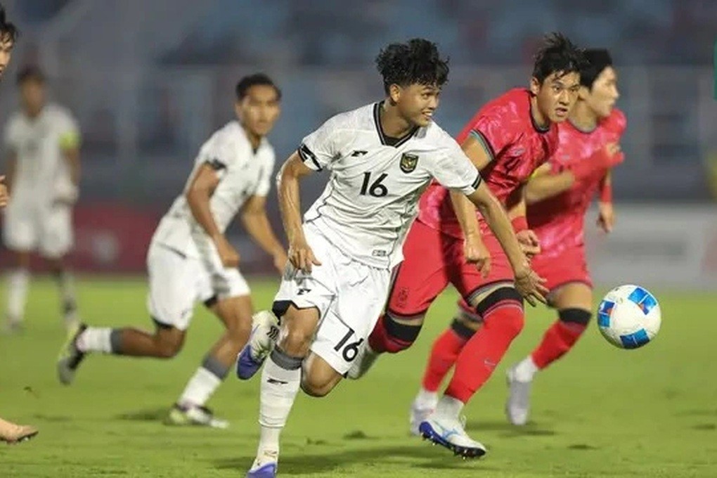 U23 Indonesia (áo trắng) đã không thể tạo bất ngờ trước U23 Hàn quốc ở lượt cuối vòng loại U23 châu Á 2026. indo.jpg