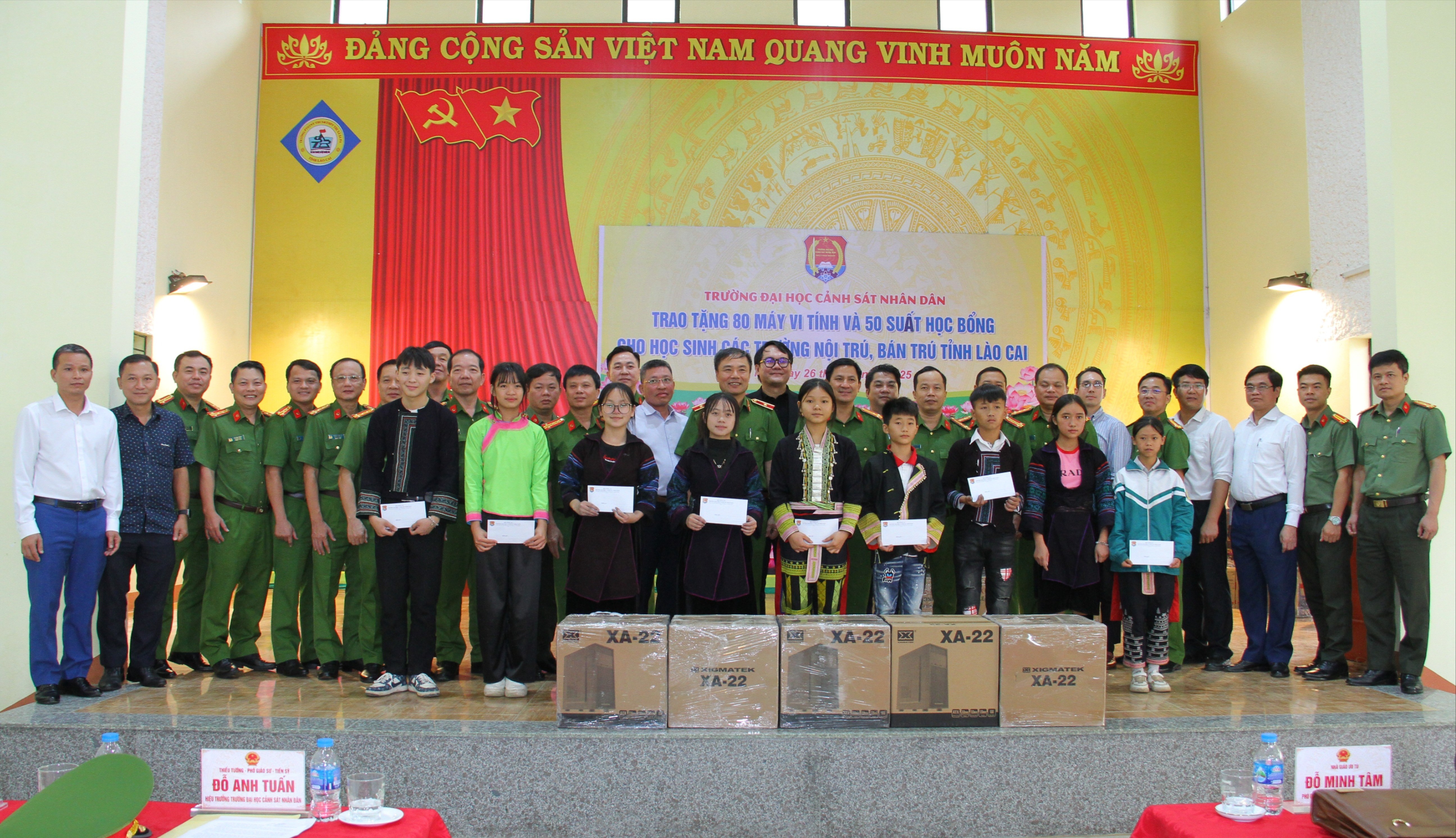Đoàn công tác trao 80 máy tính cho nhà trường và 50 suất học bổng cho các em học sinh vùng cao tỉnh Lào Cai. anh-1-5271.jpg