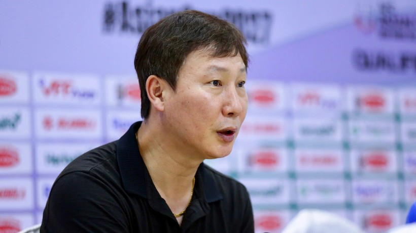 Huấn luyện viên Kim Sang Sik tại buổi họp báo sau trận thắng 1-0 Nepal. hlvkim.jpg