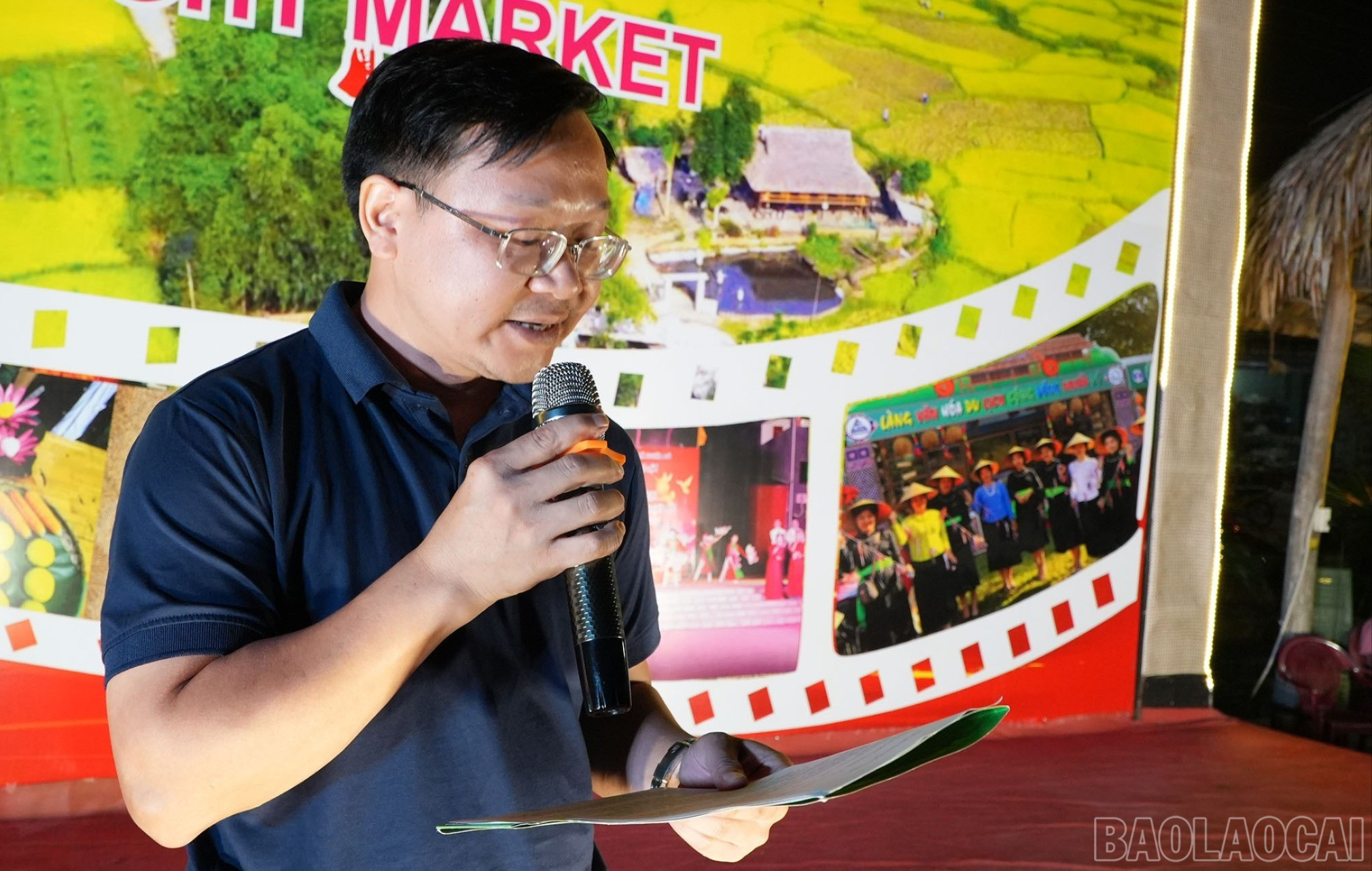 Ông Trần Quốc Toản - Phó Chủ tịch UBND xã Nghĩa Đô phát biểu khai mạc chợ đêm. baolaocai-tr-lanhdao.jpg