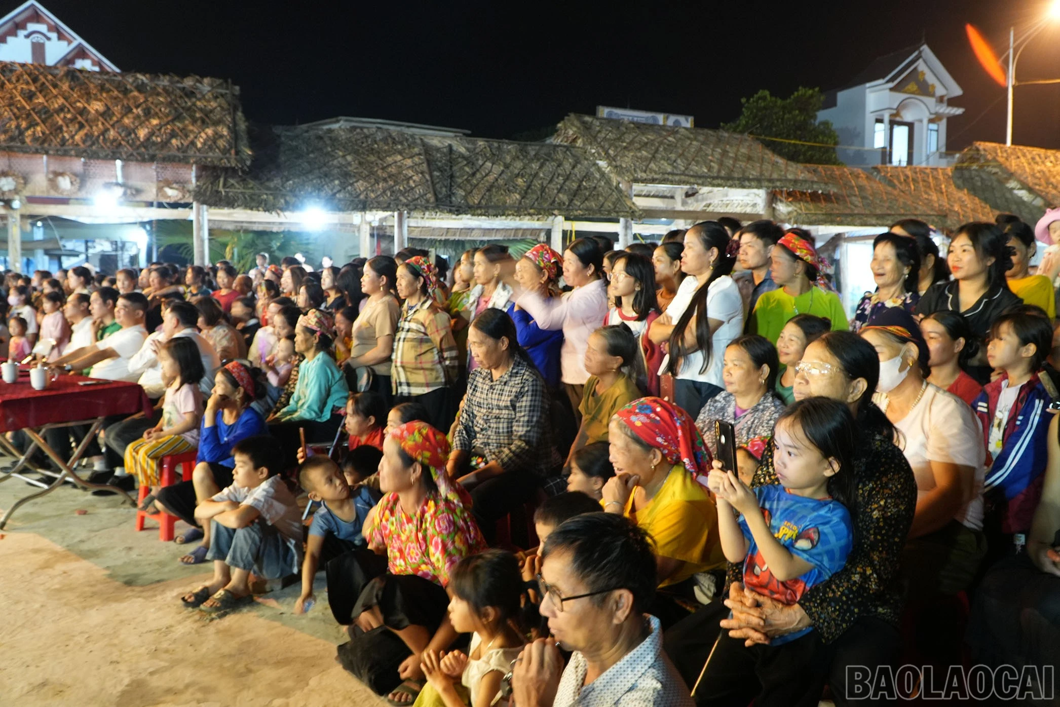 Đông đảo người dân và du khách đến tham dự chương trình.