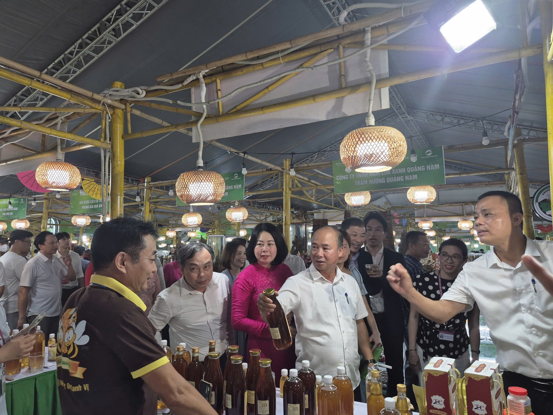 Các đại biểu tham quan gian hàng trưng bày, bán sản phẩm tại chương trình "Tự hào nông sản Việt". Các đại biểu tham quan gian hàng trưng bày, bán sản phẩm tại chương trình "Tự hào nông sản Việt".