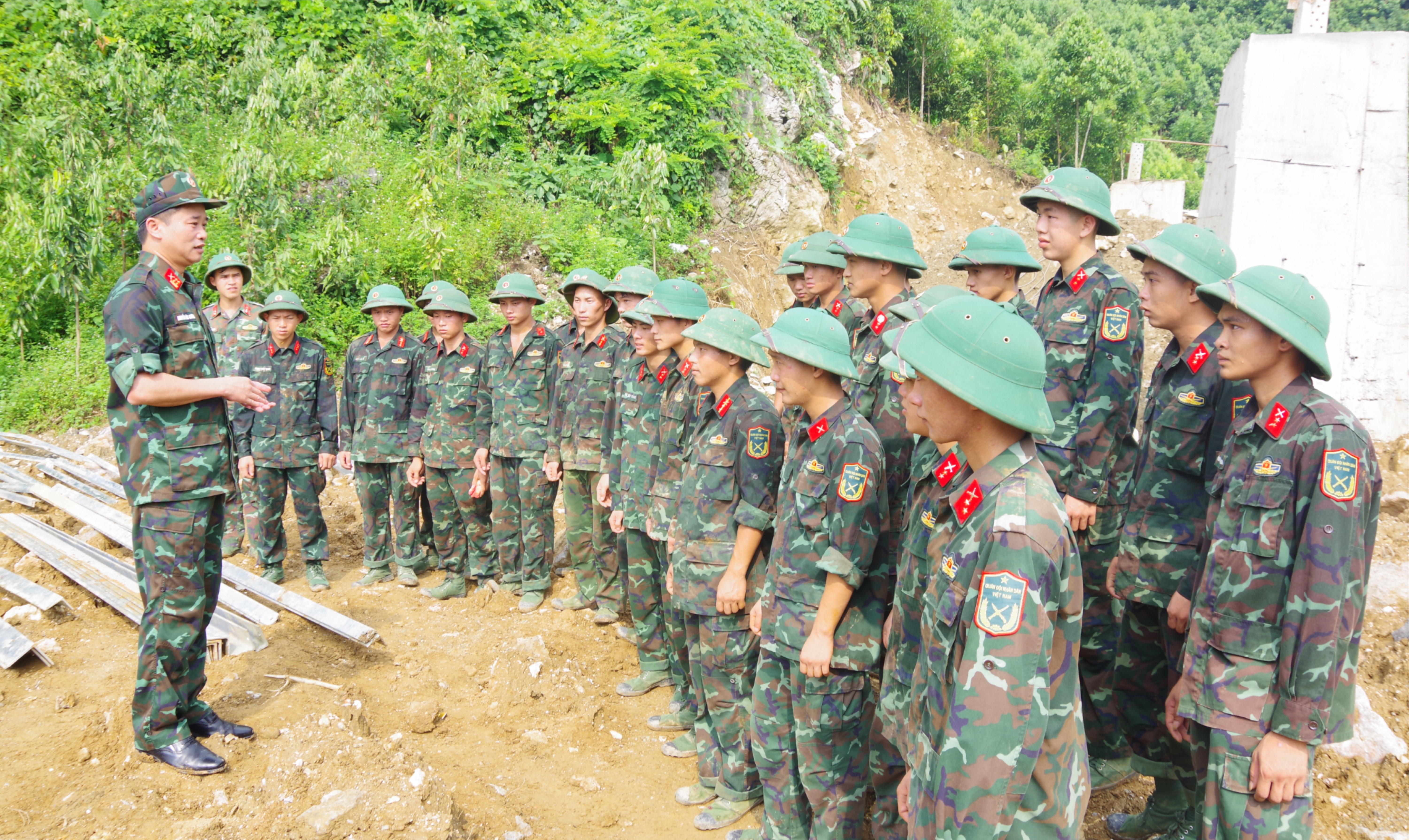 Đại tá Nguyễn Đức Cương thăm hỏi, động viên các cán bộ, chiến sĩ tham gia hỗ trợ thi công đường dây 500kV Lào Cai - Vĩnh Yên. a1-3-1609.jpg