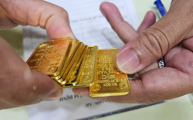 SJC bật lên 121,5 triệu đồng. 13-7giavang.jpg