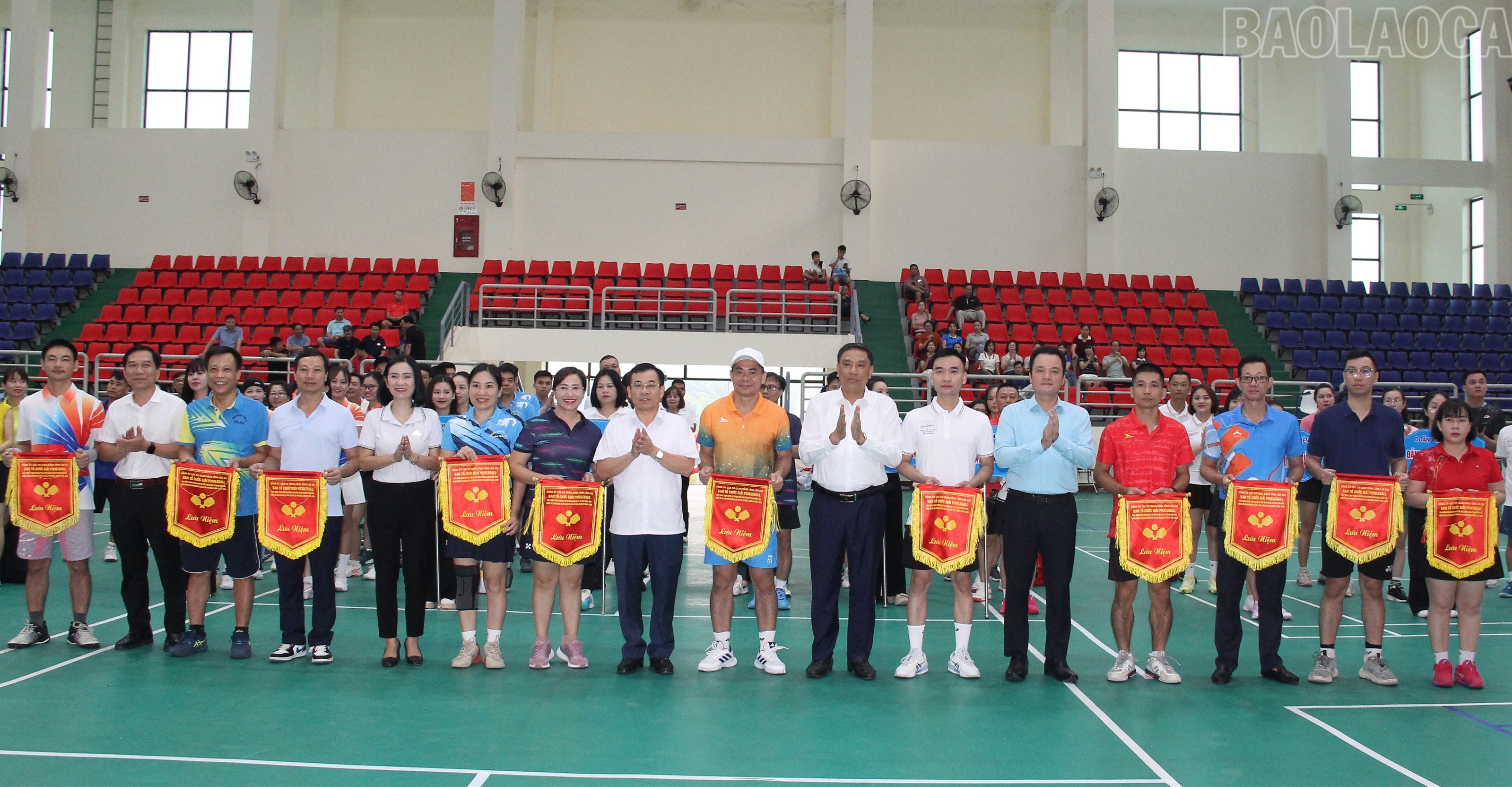 Ban Tổ chức trao cờ lưu niệm cho các đoàn vận động viên. tr-img-8099.jpg