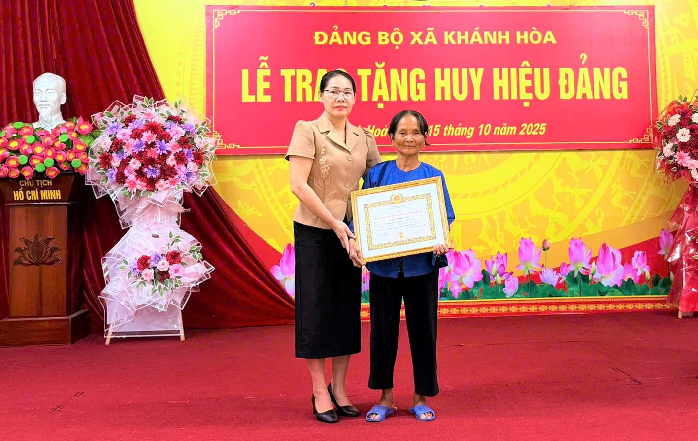 Đồng chí Nông Thu Hà - Bí thư Đảng ủy xã trao Huy hiệu 55 năm tuổi Đảng cho đảng viên Đặng Thị Mông - Chi bộ thôn Làng Hốc. 11-2567.jpg
