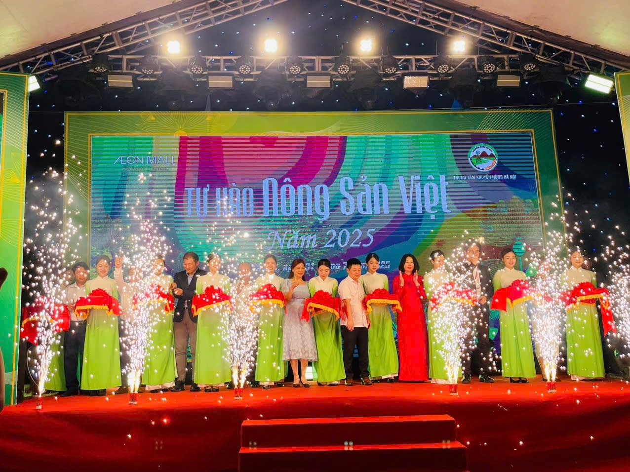 Các đại biểu cắt băng chương trình "Tự hào nông sản Việt" năm 2025. Các đại biểu cắt băng chương trình "Tự hào nông sản Việt" năm 2025.