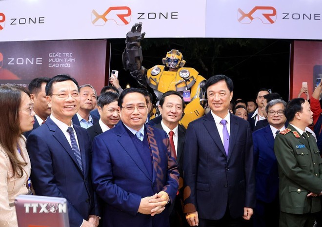 Thủ tướng Phạm Minh Chính tham các gian hàng tại triển lãm.