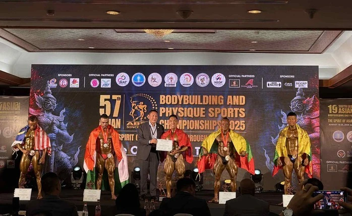 Trần Văn Khánh nhận HCV ở cả giải châu Á lẫn Đông Nam Á hạng 70 kg nam