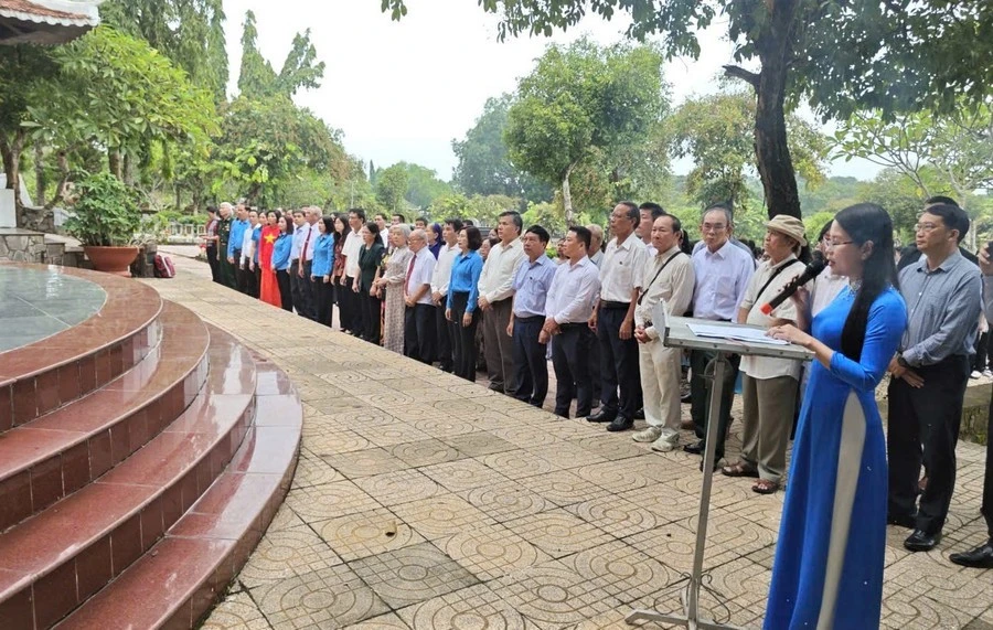 Đoàn công tác viếng Nhà bia tưởng niệm liệt sĩ ngành Giáo dục.