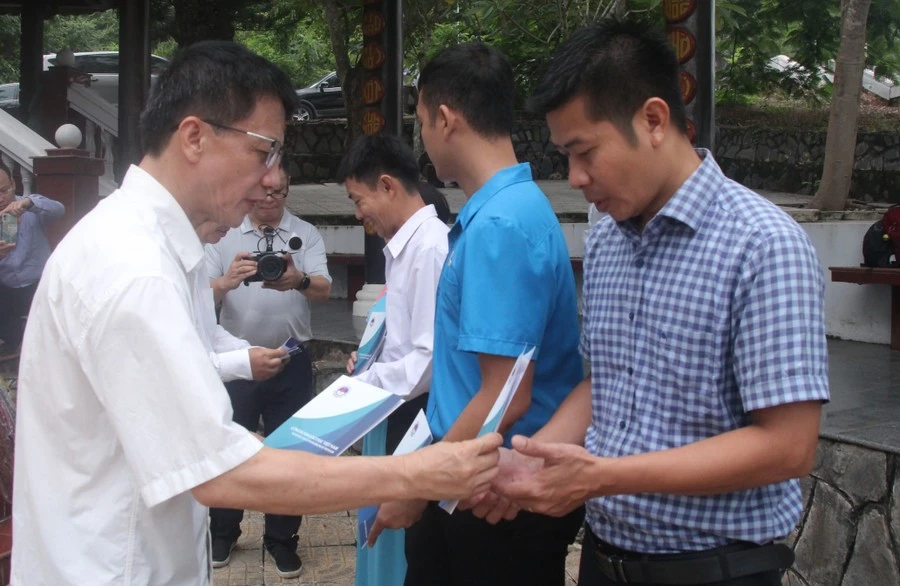 TS Nguyễn Ngọc Ân - Chủ tịch Công đoàn Giáo dục Việt Nam trao tặng quà đến các thầy cô.