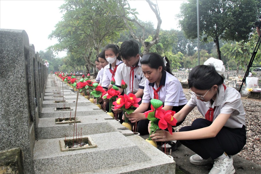 Học sinh Tây Ninh thắp hương tri ân các liệt sĩ. Học sinh Tây Ninh thắp hương tri ân các liệt sĩ.