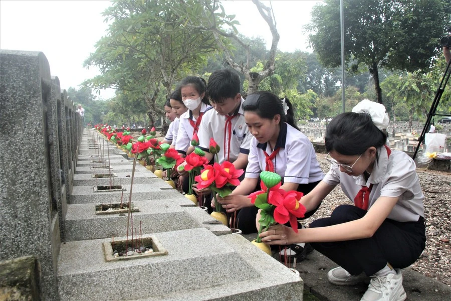 Học sinh Tây Ninh thắp hương tri ân các liệt sĩ.