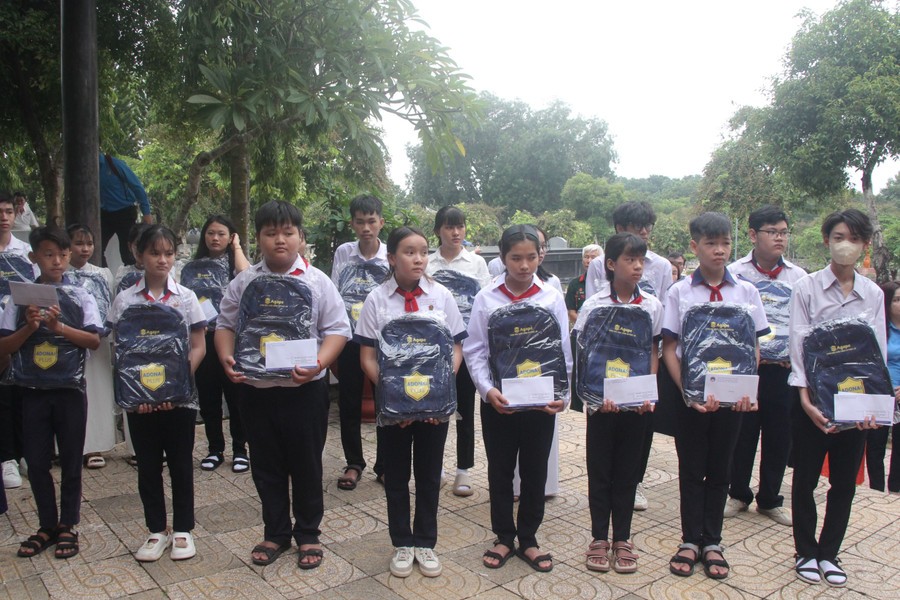 Tặng quà cho học sinh vượt khó. Tặng quà cho học sinh vượt khó.